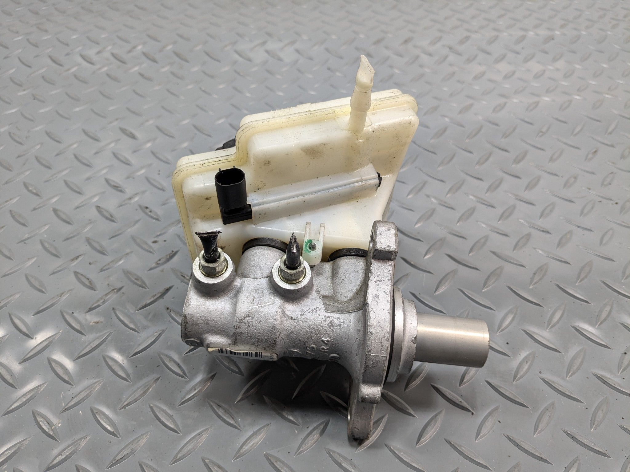 2011 - 2013 MINI COOPER OEM BRAKE MASTER CYLINDER WITH RESERVOIR ASSEMBLY