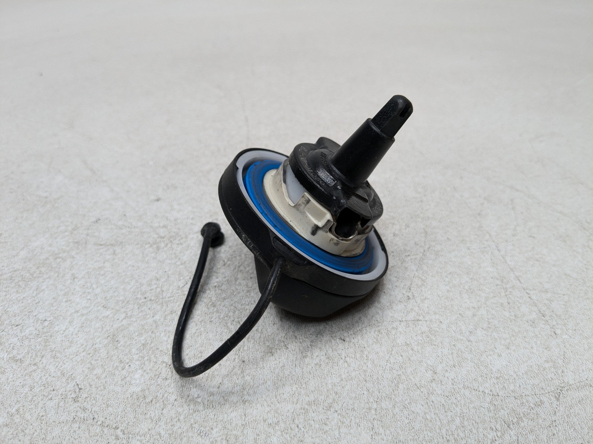 2014 - 2016 BMW 228I OEM FUEL GAS TANK FILLER CAP ASSEMBLY BLACK