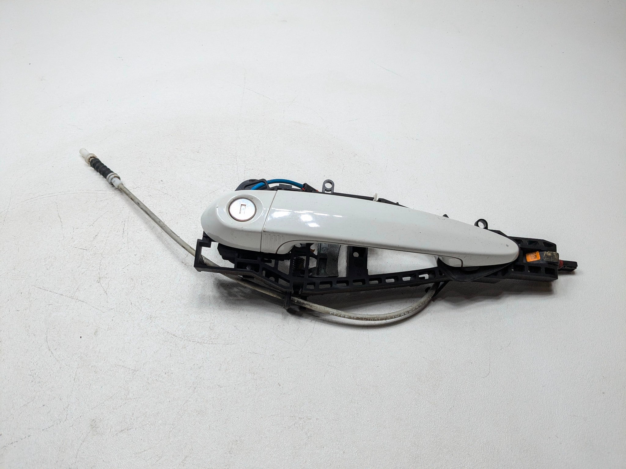 2014 - 2016 BMW 228I OEM EXTERIOR DOOR GRAB HANDLE CARRIER WHITE FRONT LEFT