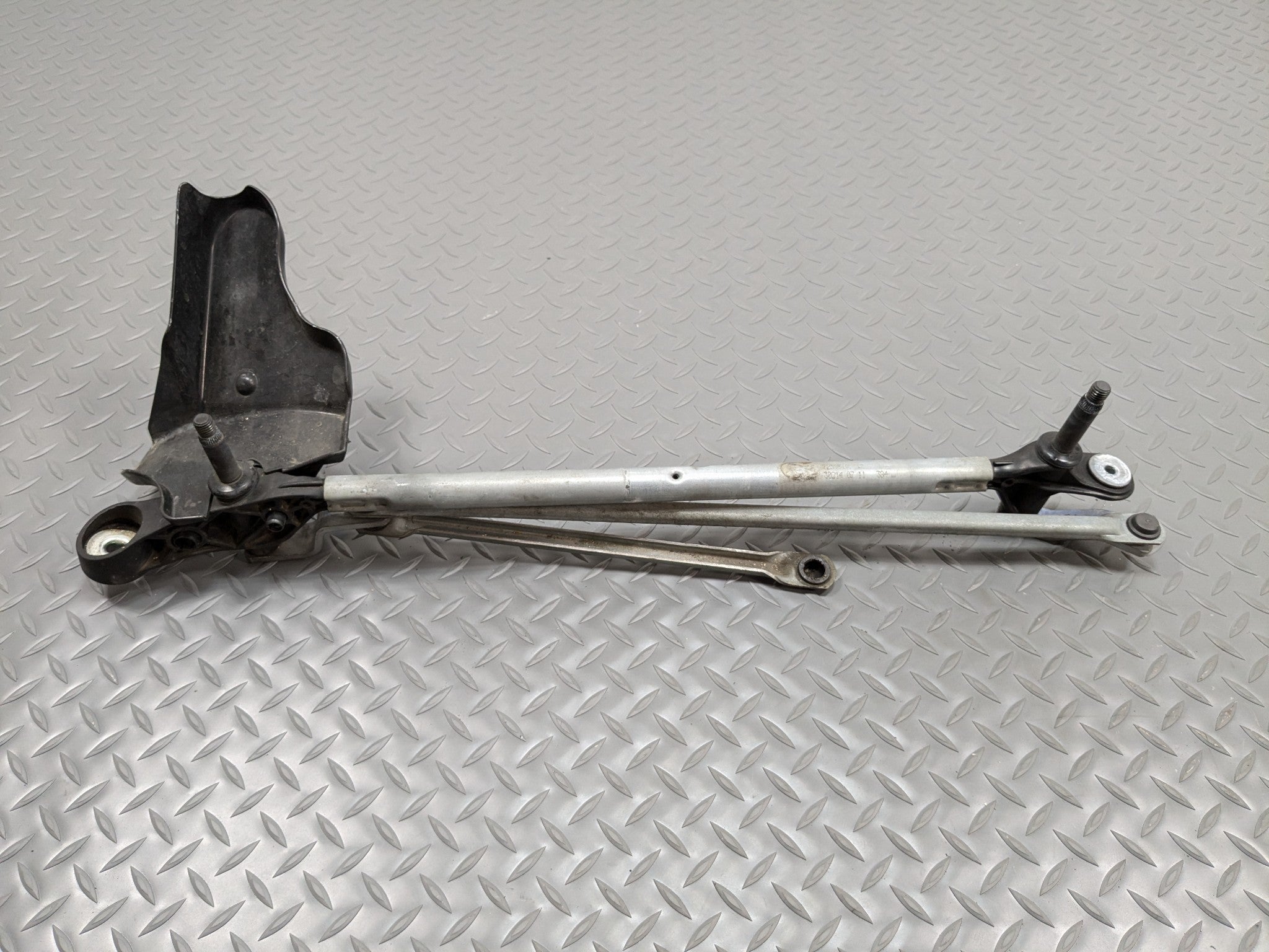 2014 - 2016 BMW 228I OEM WINDSHIELD WIPER TRANSMISSION LINKAGE WITHOUT MOTOR