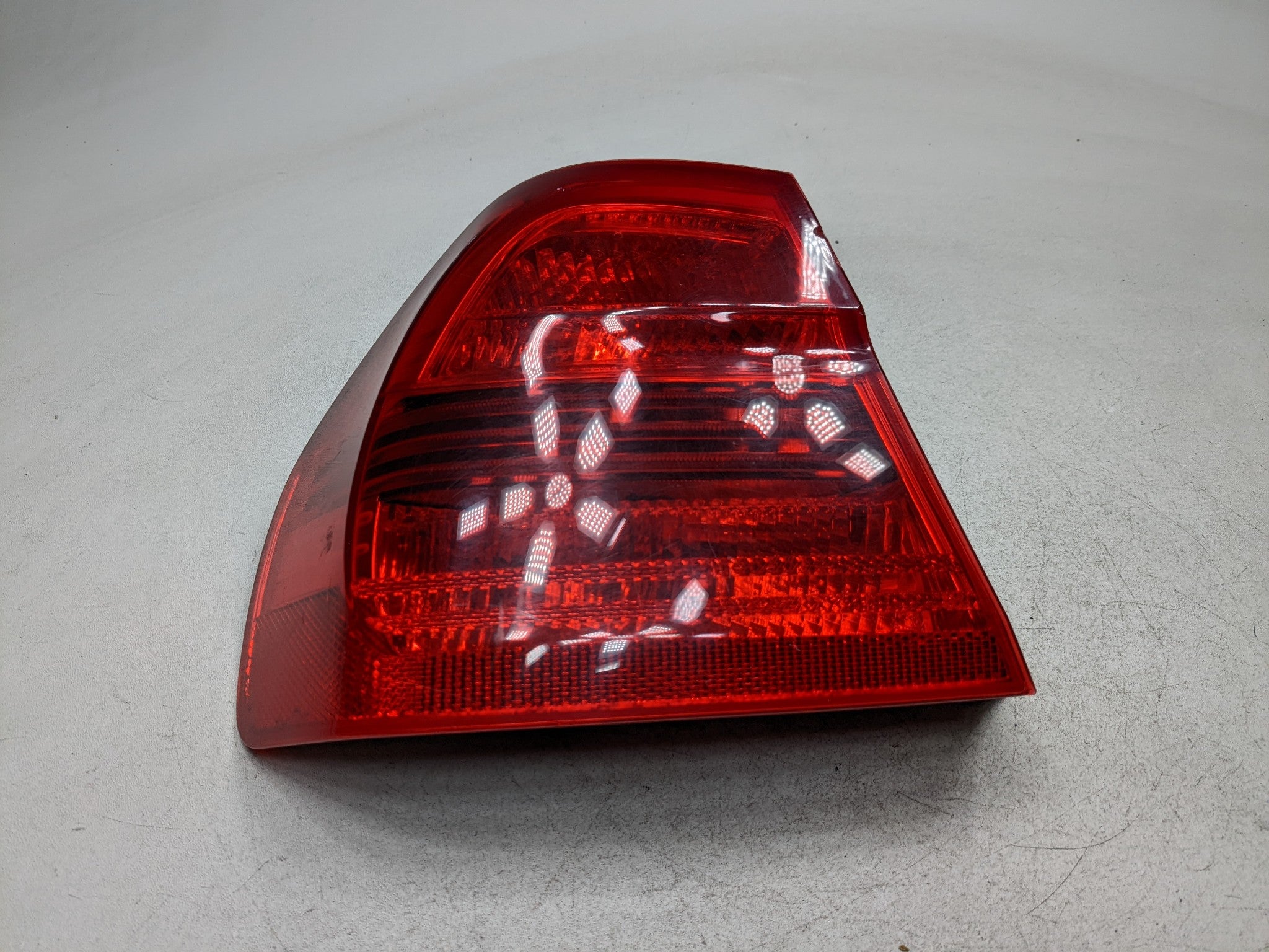 07 - 08 BMW 328I OEM OUTER TAILLIGHT LAMP QUARTER PANEL MOUNTED REAR RIGHT SIDE