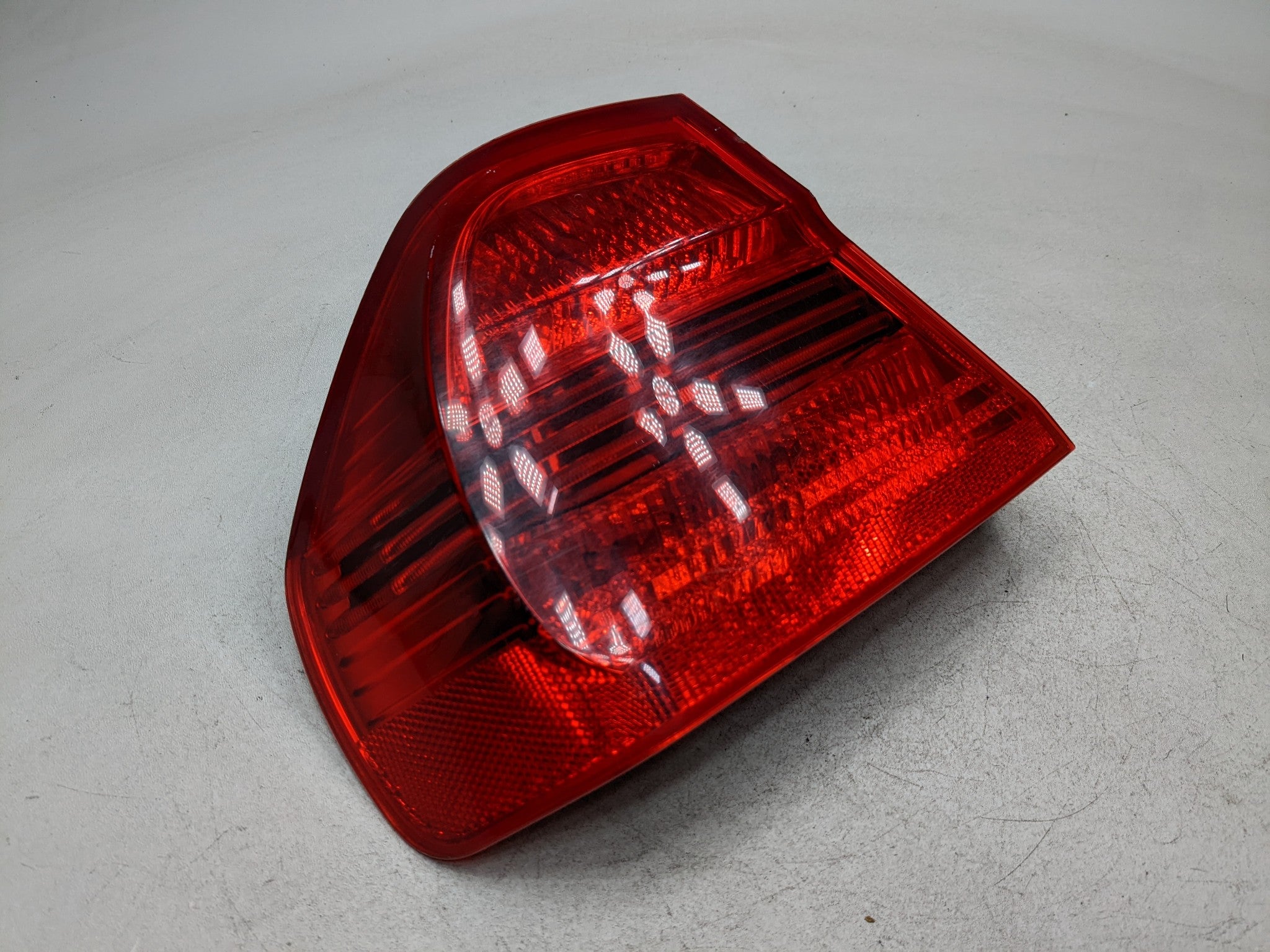 07 - 08 BMW 328I OEM OUTER TAILLIGHT LAMP QUARTER PANEL MOUNTED REAR RIGHT SIDE