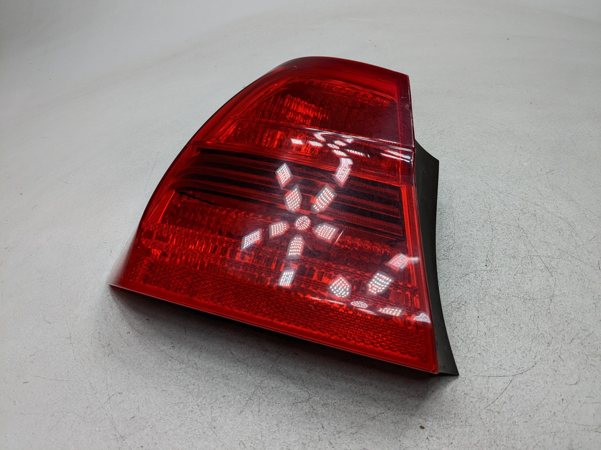 07 - 08 BMW 328I OEM OUTER TAILLIGHT LAMP QUARTER PANEL MOUNTED REAR RIGHT SIDE