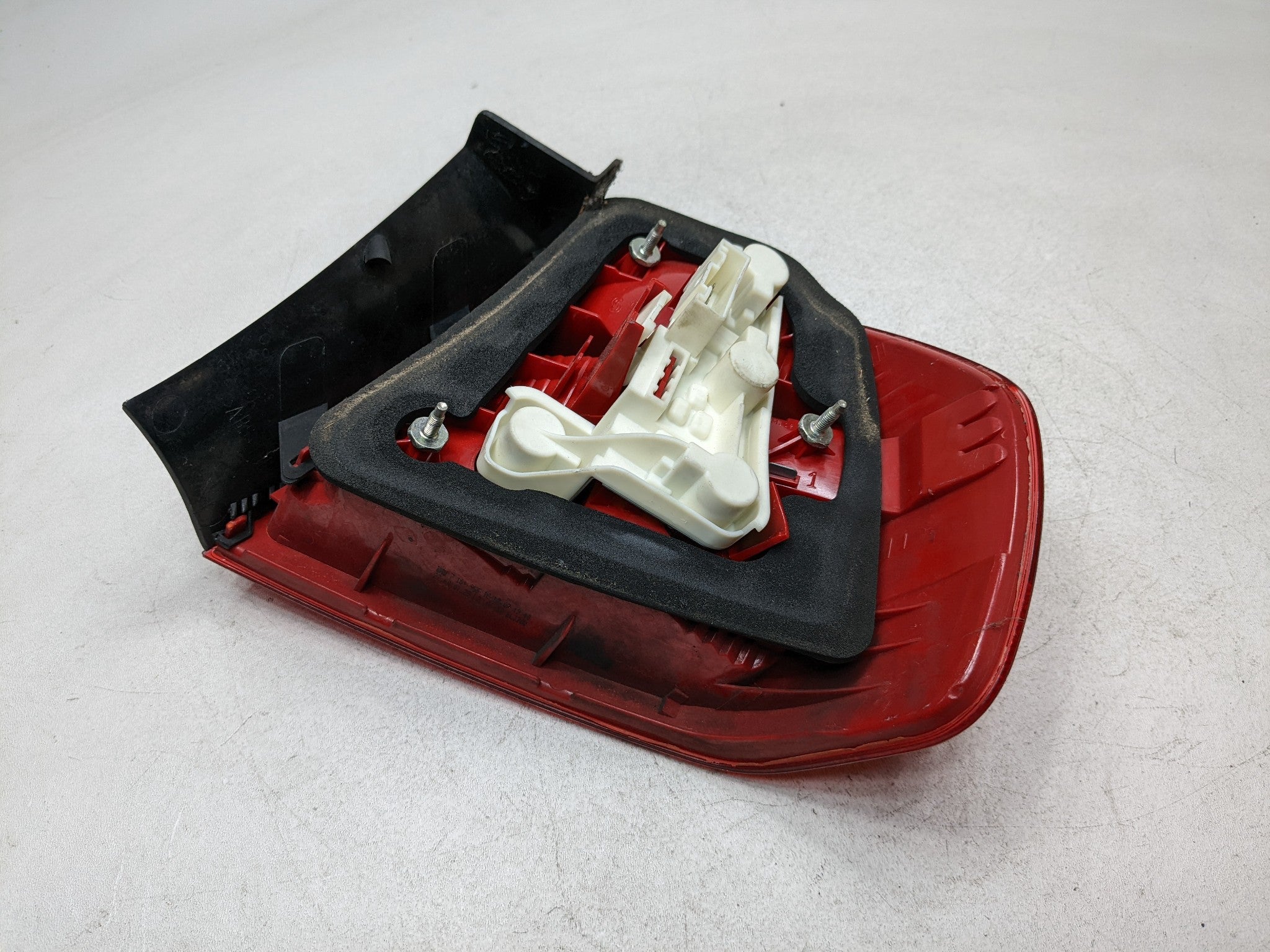 07 - 08 BMW 328I OEM OUTER TAILLIGHT LAMP QUARTER PANEL MOUNTED REAR RIGHT SIDE