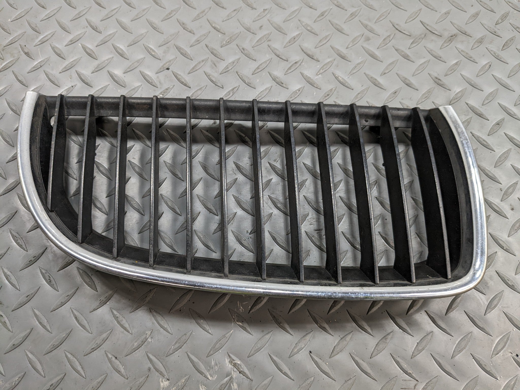 07 - 08 BMW 328I OEM GRILLE TRIM PANEL ASSEMBLY FRONT UPPER RIGHT PASSENGER SIDE