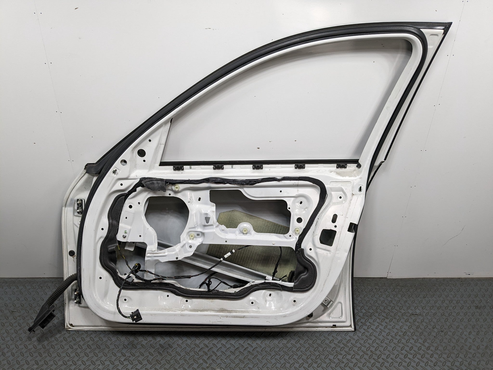 07 - 08 BMW 328I OEM DOOR SHELL PANEL ALPINE WHITE FRONT RIGHT PASSENGER SIDE