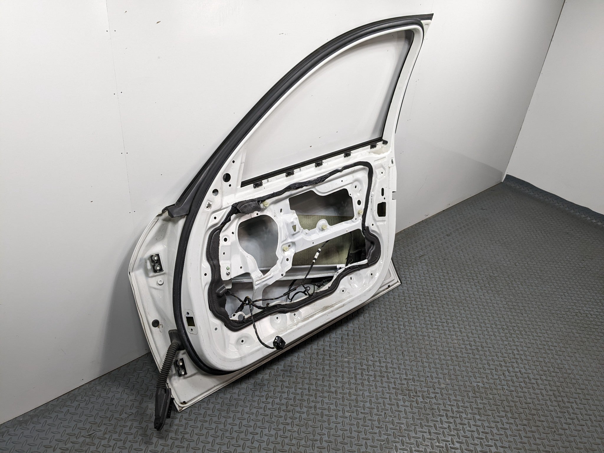 07 - 08 BMW 328I OEM DOOR SHELL PANEL ALPINE WHITE FRONT RIGHT PASSENGER SIDE