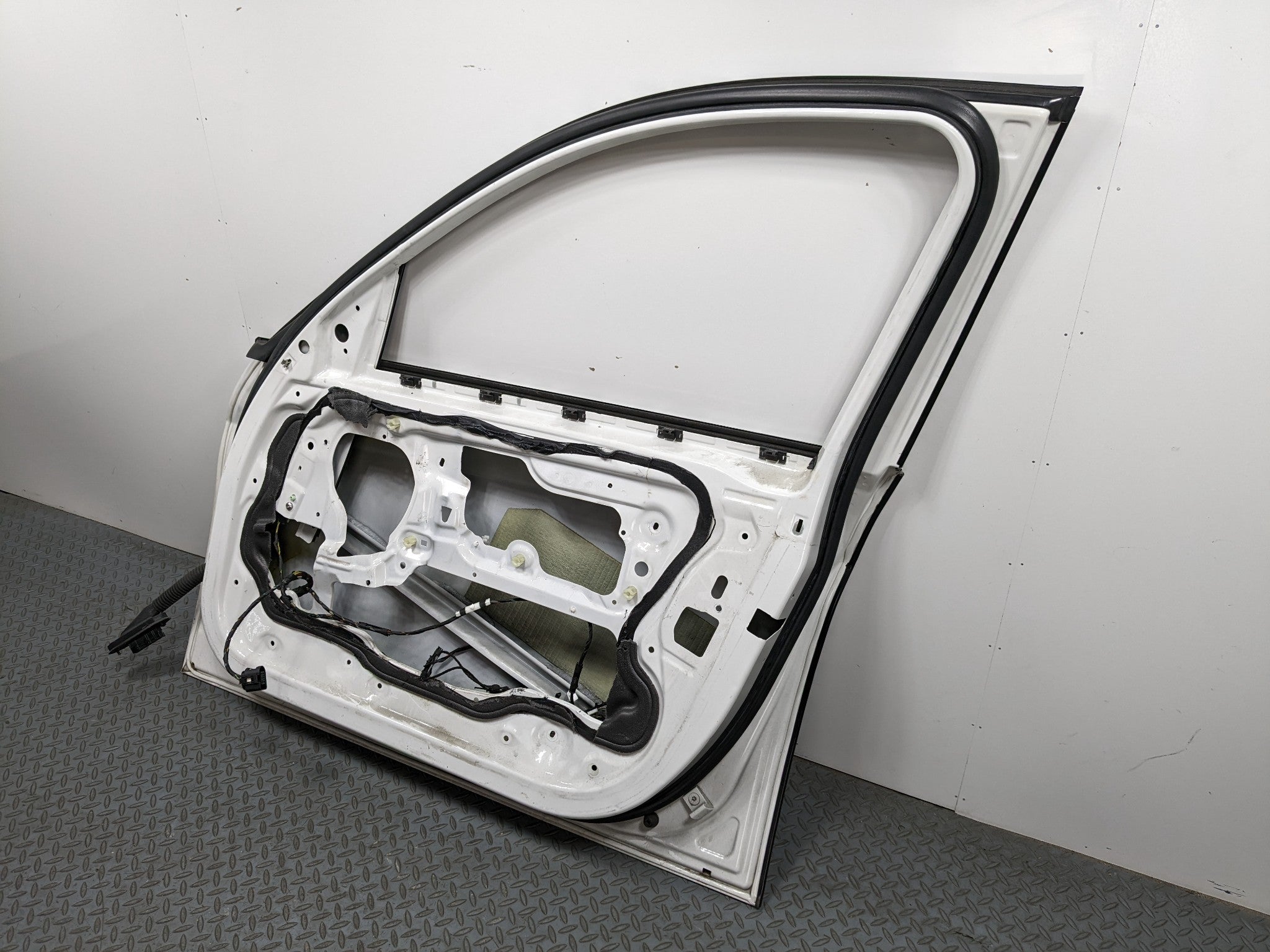 07 - 08 BMW 328I OEM DOOR SHELL PANEL ALPINE WHITE FRONT RIGHT PASSENGER SIDE