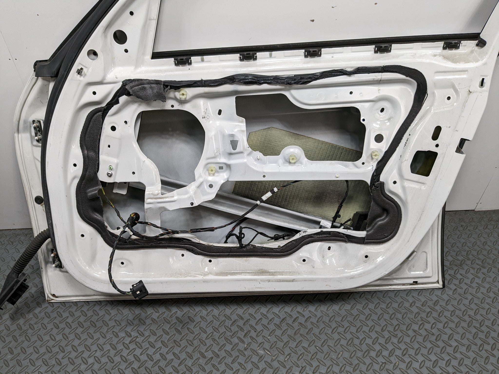 07 - 08 BMW 328I OEM DOOR SHELL PANEL ALPINE WHITE FRONT RIGHT PASSENGER SIDE