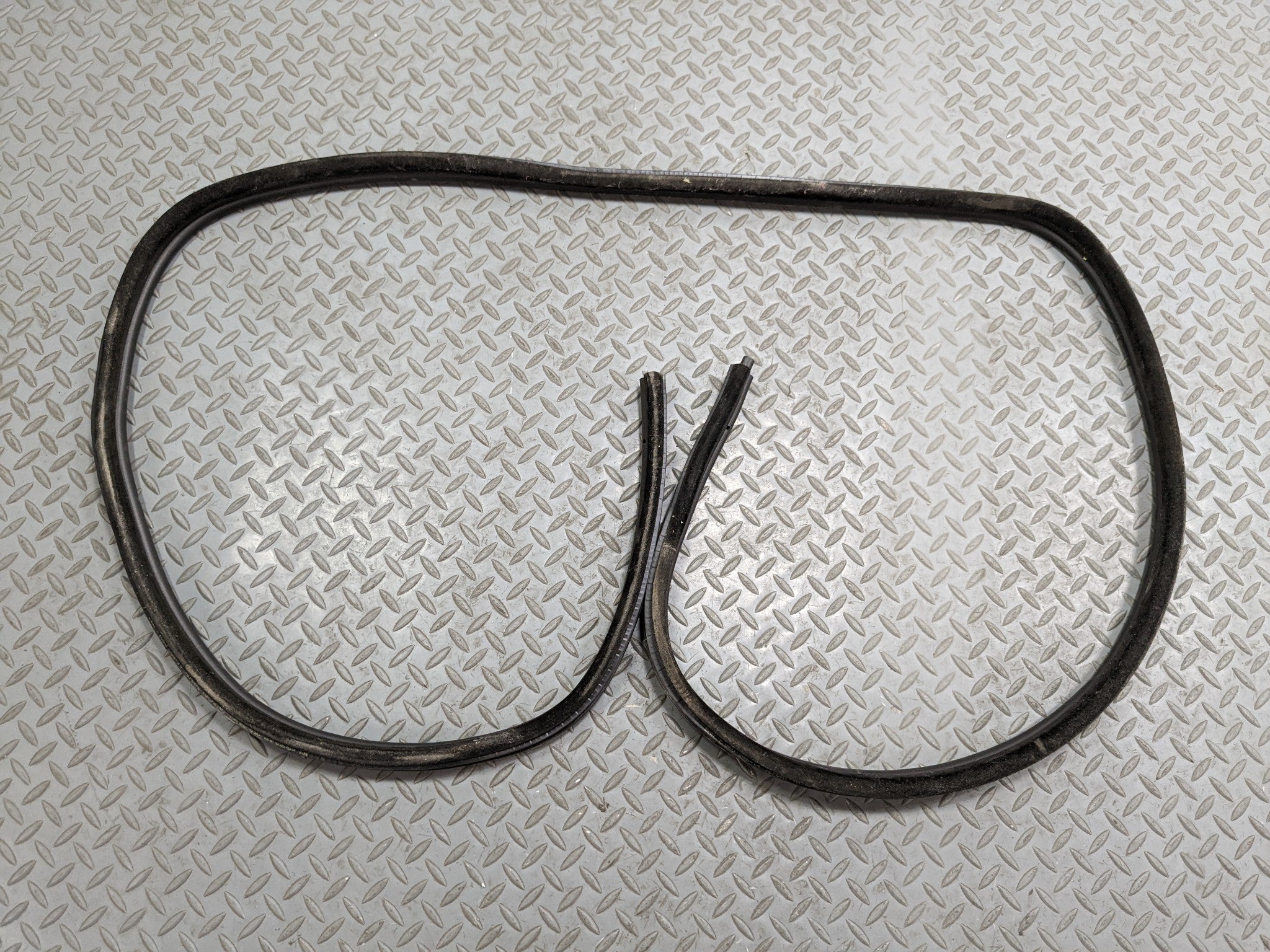 07 - 08 BMW 328I OEM DOOR SEAL WEATHER STRIPPING RUBBER REAR LEFT DRIVER SIDE