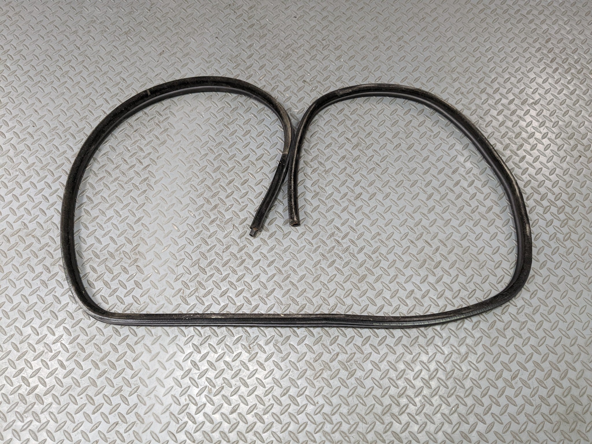 07 - 08 BMW 328I OEM DOOR SEAL WEATHER STRIPPING RUBBER REAR LEFT DRIVER SIDE