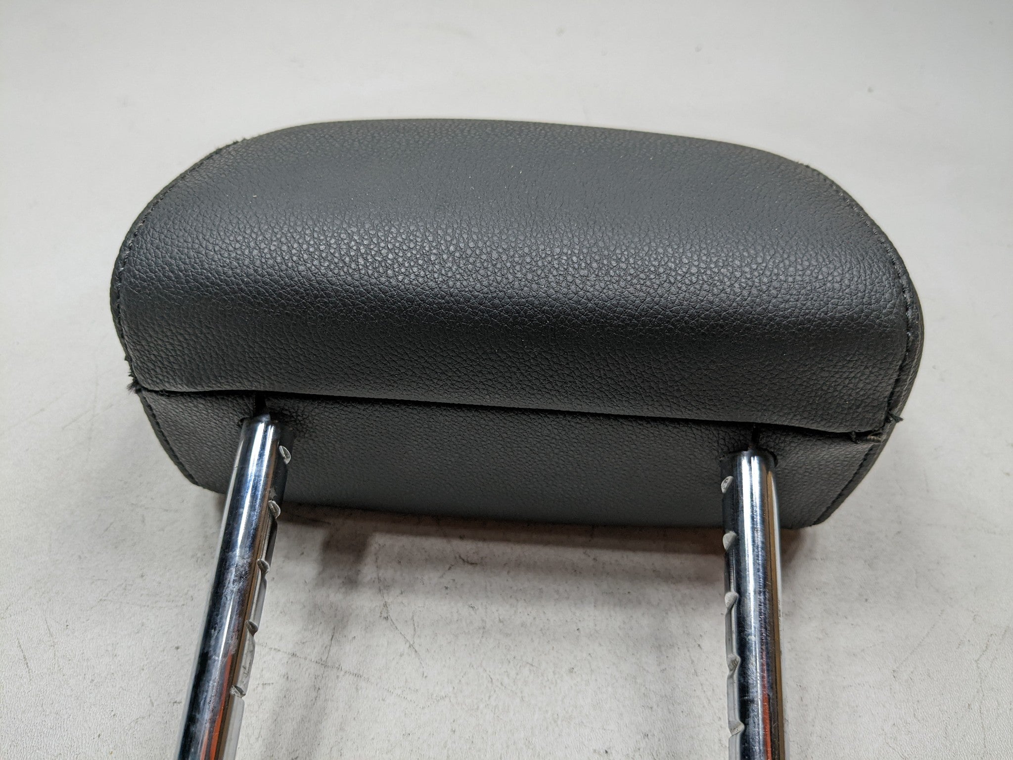 07 - 08 BMW 328I OEM HEADREST ASSEMBLY REAR RIGHT PASSENGER  SIDE BLACK LEATHER