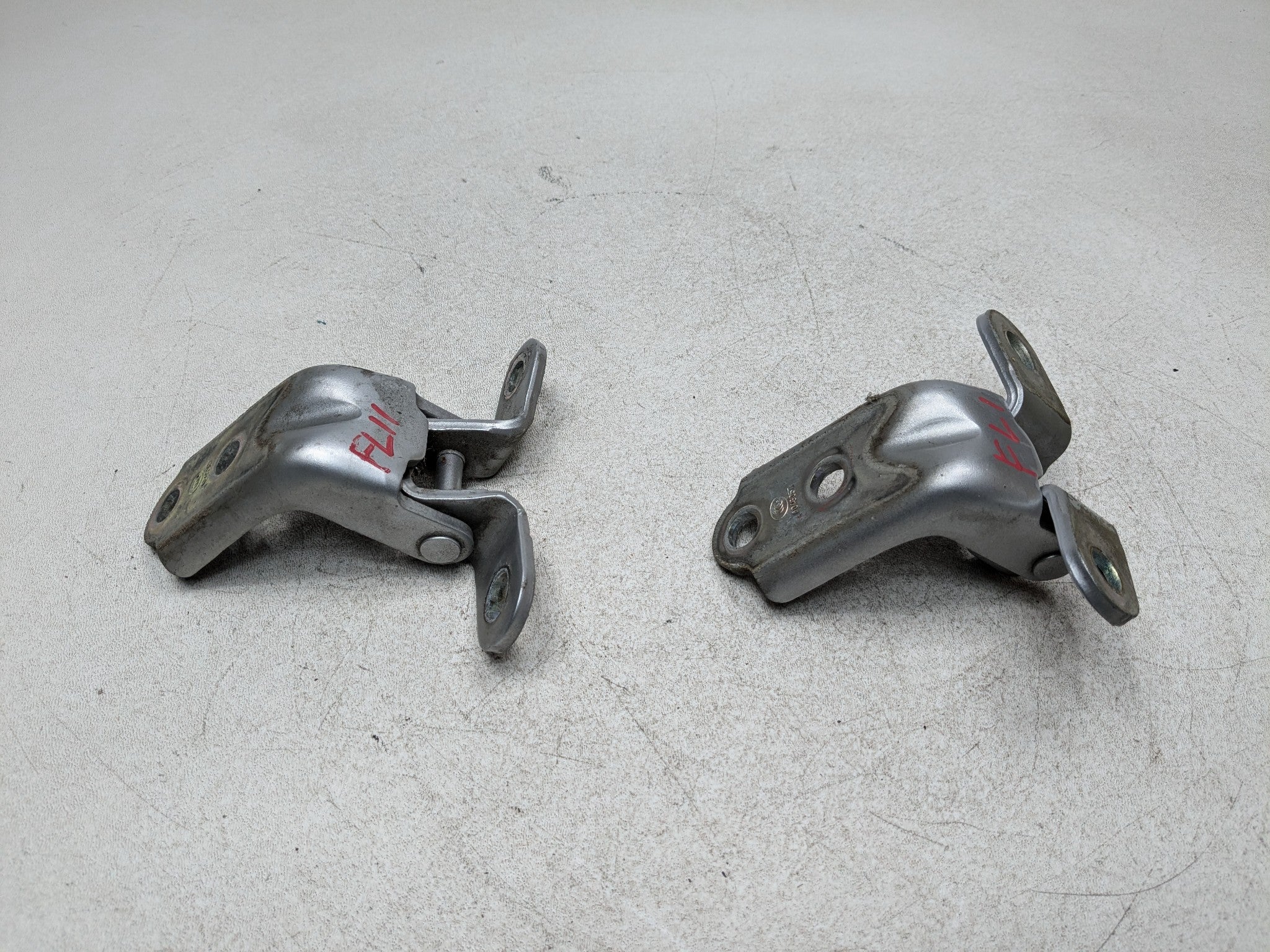2011 - 2013 HYUNDAI SONATA OEM DOOR HINGE SET OF 2 FRONT LEFT DRIVER SIDE