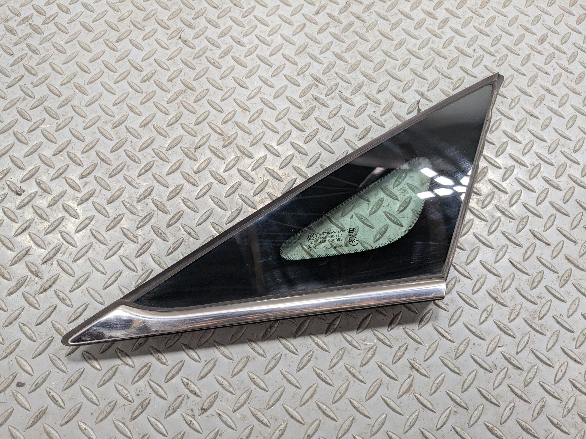 11 - 13 HYUNDAI SONATA OEM QUARTER GLASS WITH CHROME STRIP REAR PASSENGERS RIGHT