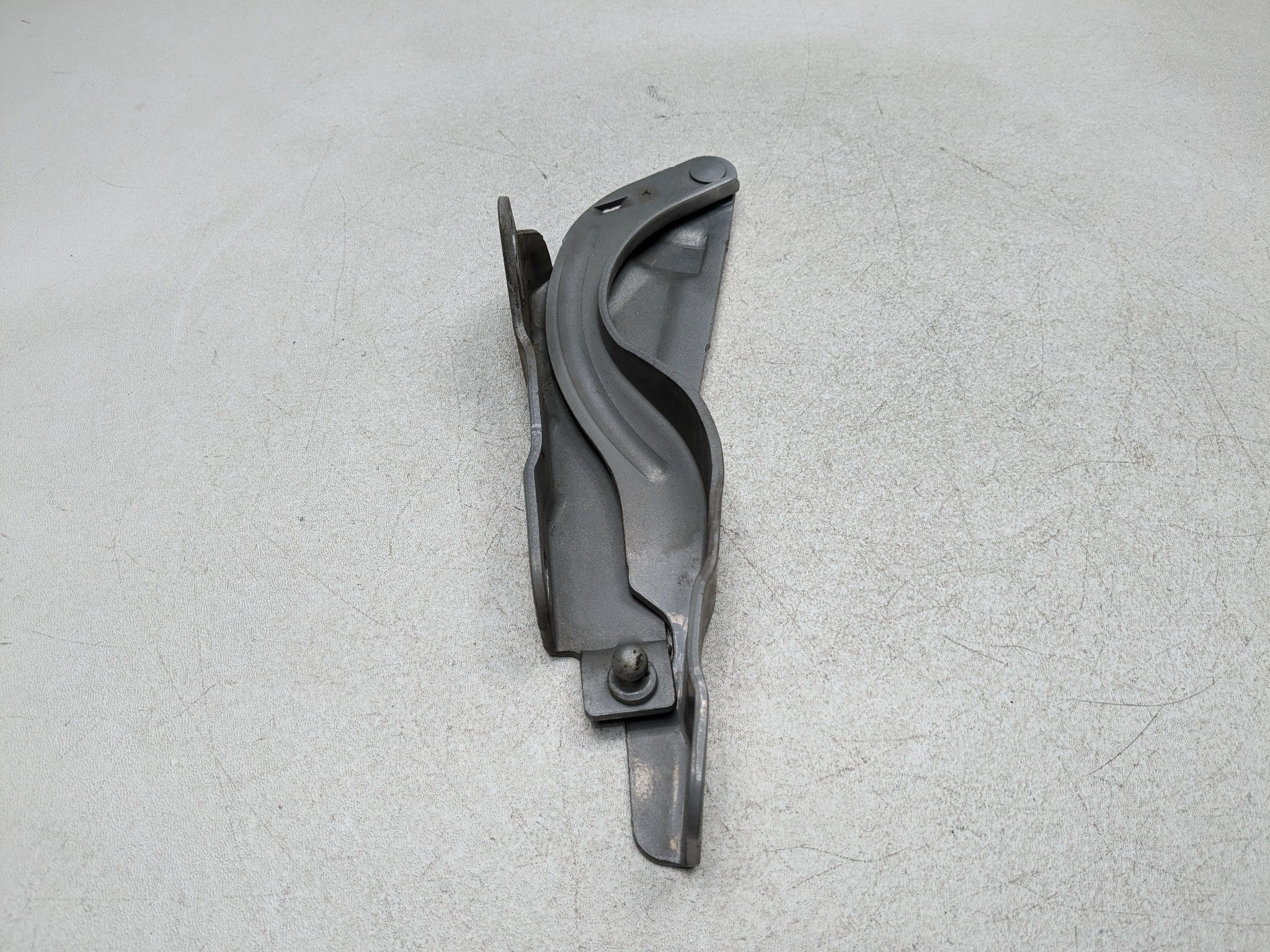 2011 - 2013 HYUNDAI SONATA OEM HOOD HINGE SUPPORT BRACKET FRONT LEFT DRIVER SIDE