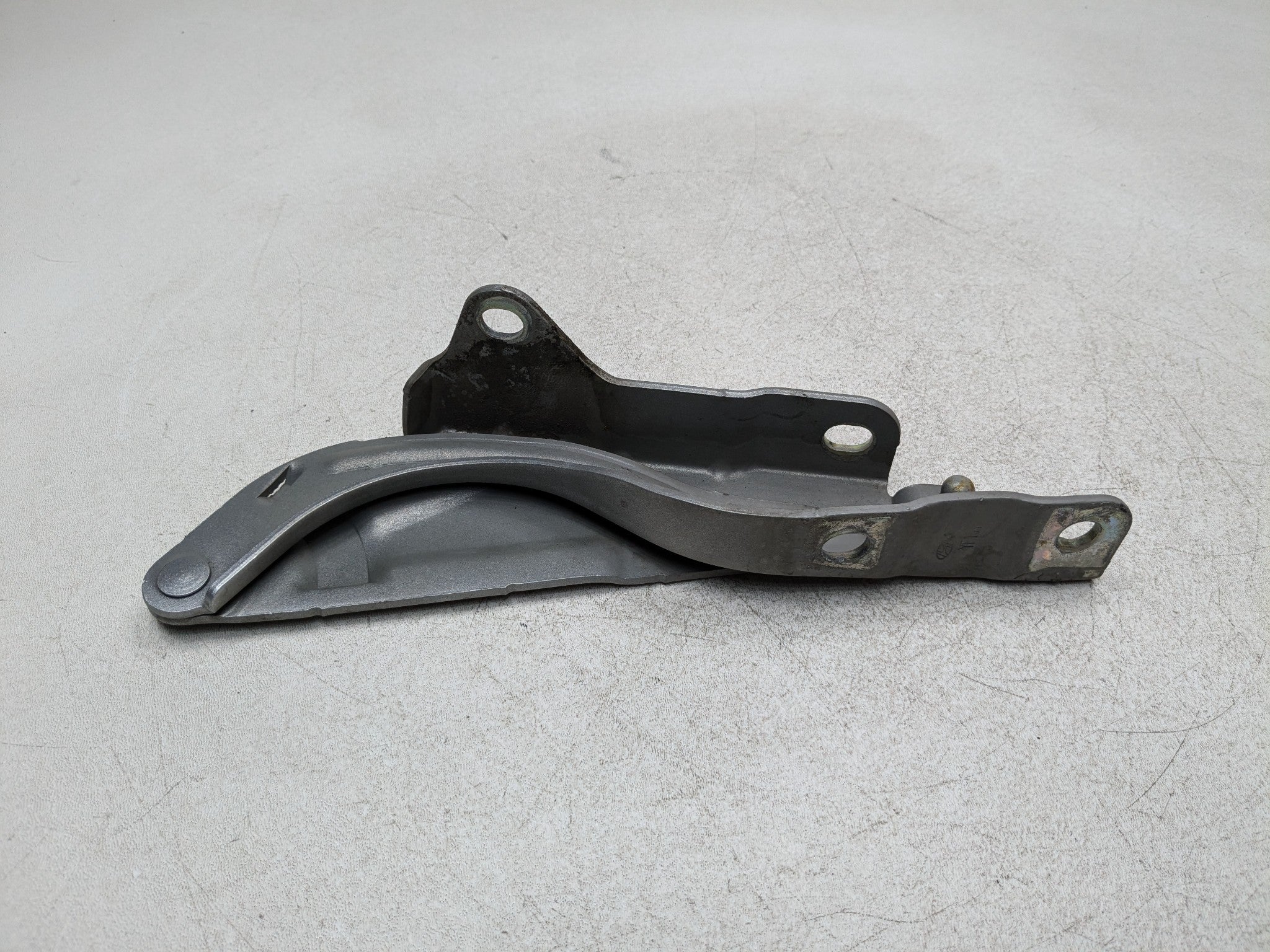 11 - 13 HYUNDAI SONATA OEM HOOD HINGE SUPPORT BRACKET FRONT RIGHT PASSENGER SIDE