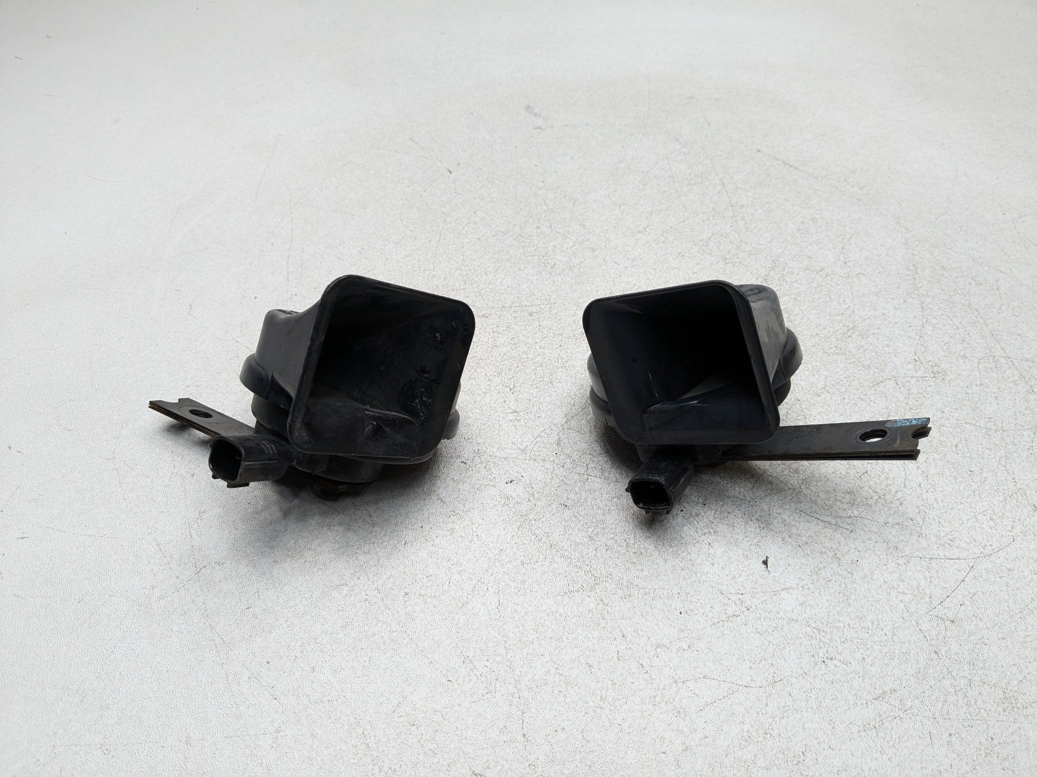 11 - 13 HYUNDAI SONATA OEM LOW AND HIGH NOTE TONE PITCH FREQUENCY SIGNAL HORN