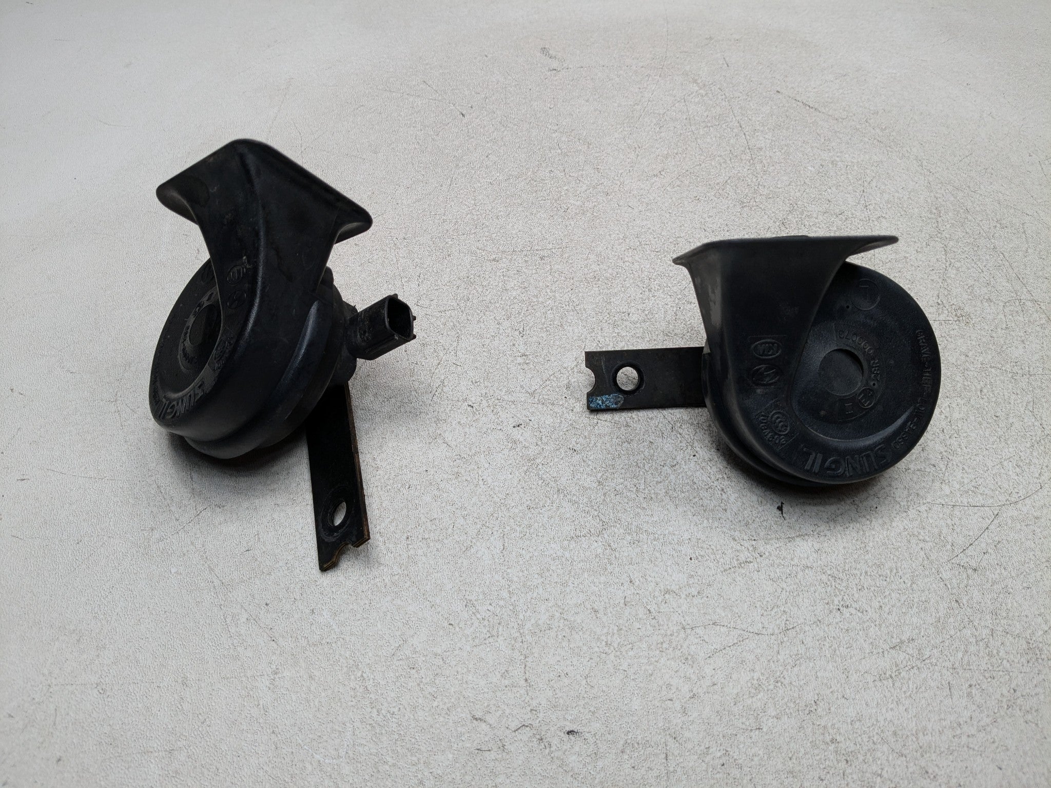 11 - 13 HYUNDAI SONATA OEM LOW AND HIGH NOTE TONE PITCH FREQUENCY SIGNAL HORN