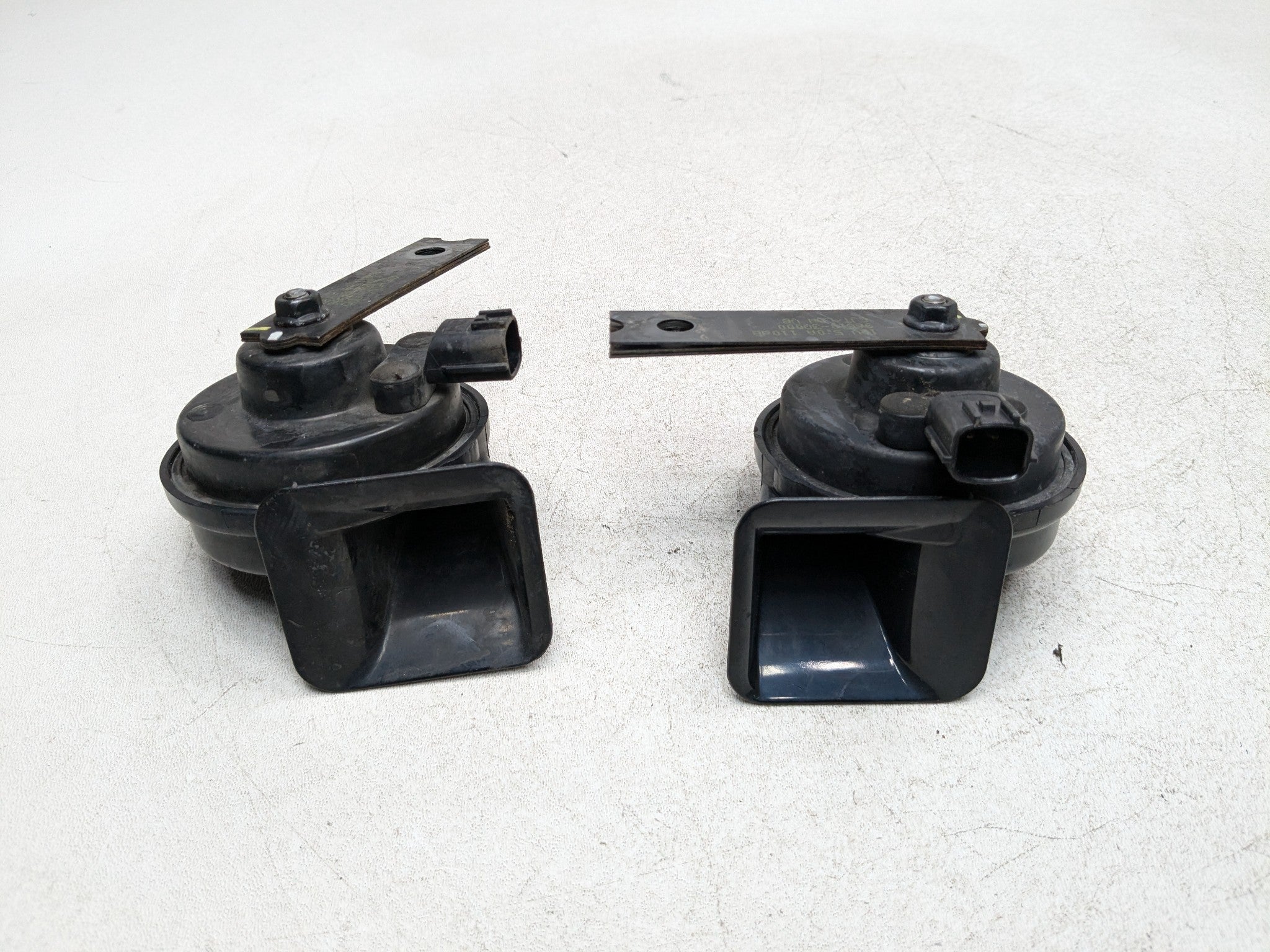 11 - 13 HYUNDAI SONATA OEM LOW AND HIGH NOTE TONE PITCH FREQUENCY SIGNAL HORN