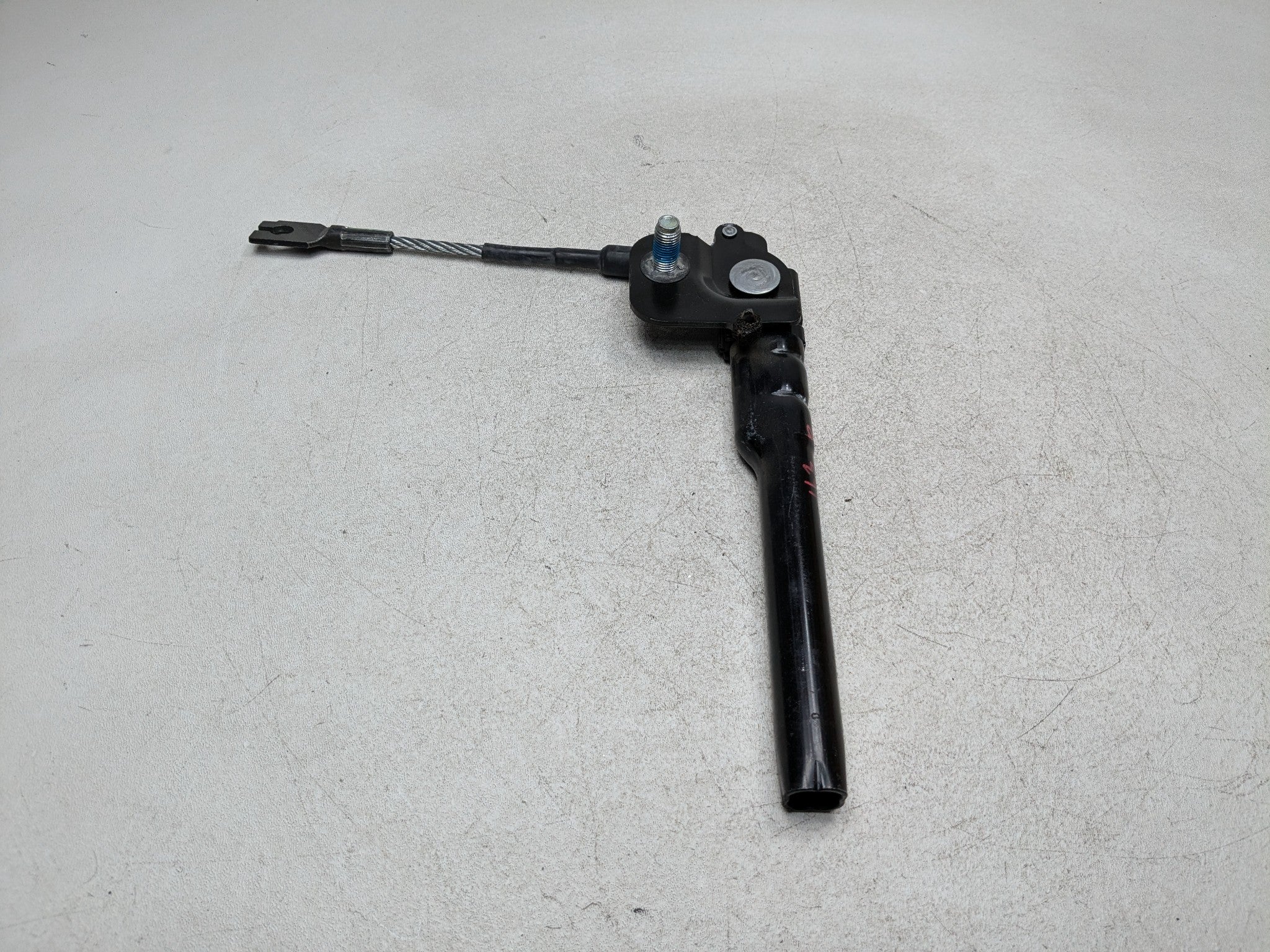 11 - 13 HYUNDAI SONATA OEM SEAT BELT TENSIONER BUCKLE FRONT RIGHT PASSENGER SIDE
