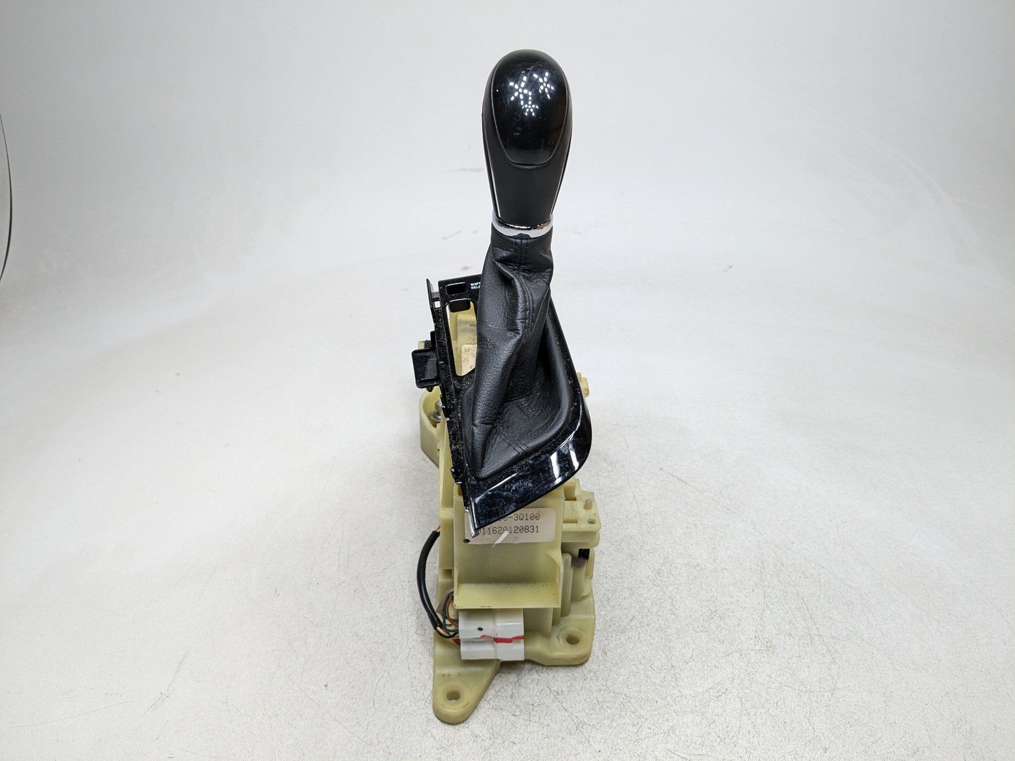 11 - 13 HYUNDAI SONATA OEM FLOOR SHIFTER AUTOMATIC TRANSMISSION GEAR SELECTOR