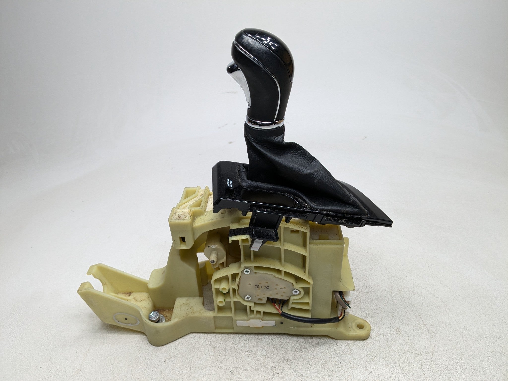 11 - 13 HYUNDAI SONATA OEM FLOOR SHIFTER AUTOMATIC TRANSMISSION GEAR SELECTOR