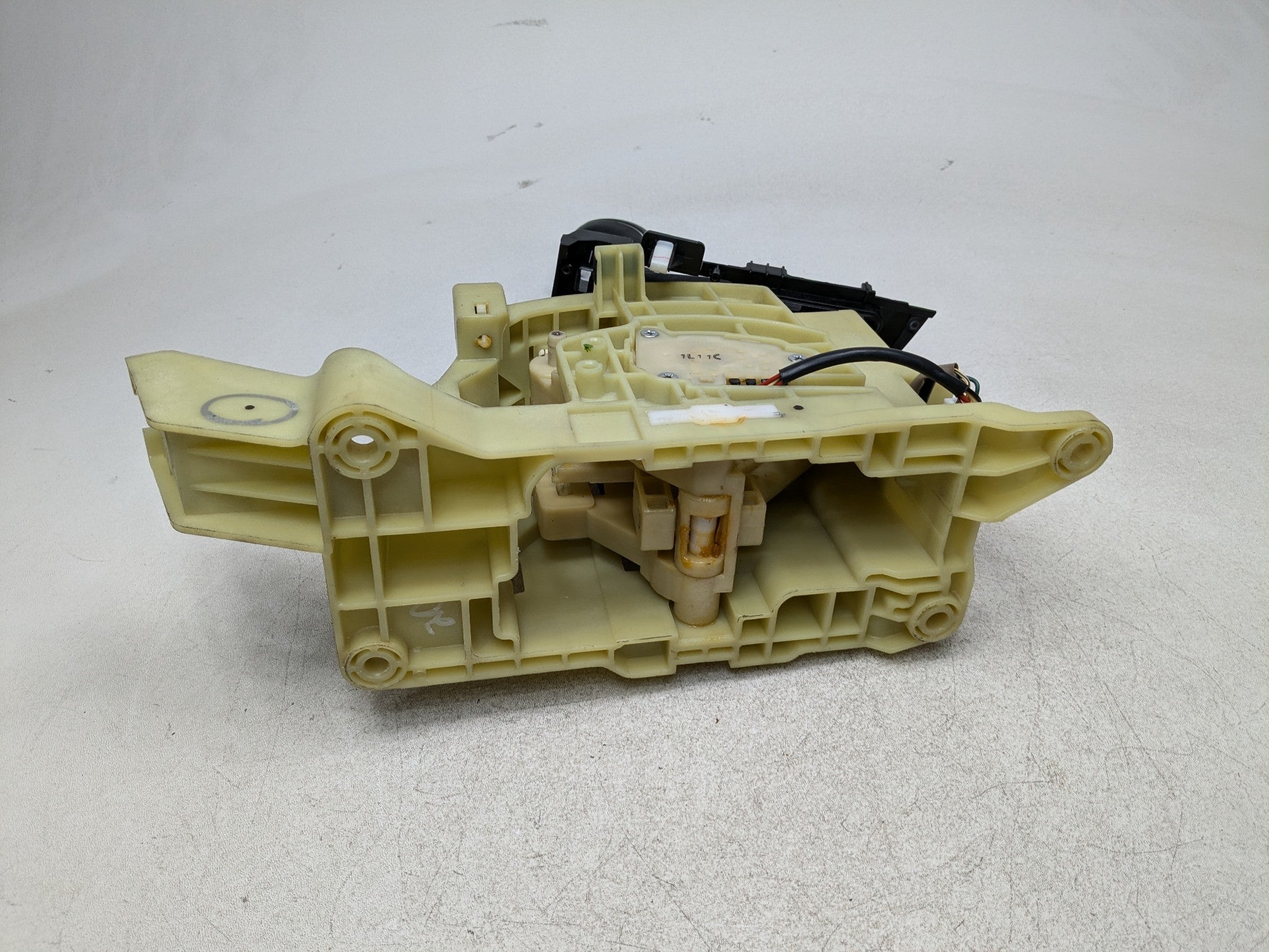 11 - 13 HYUNDAI SONATA OEM FLOOR SHIFTER AUTOMATIC TRANSMISSION GEAR SELECTOR