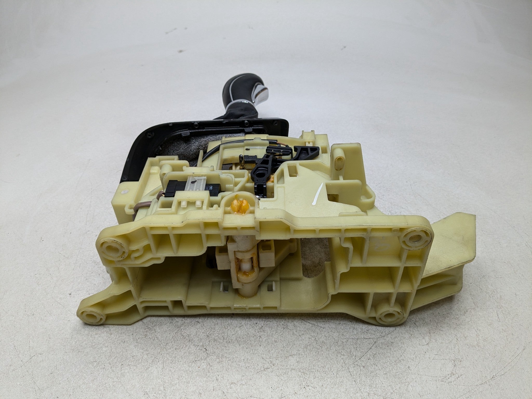 11 - 13 HYUNDAI SONATA OEM FLOOR SHIFTER AUTOMATIC TRANSMISSION GEAR SELECTOR