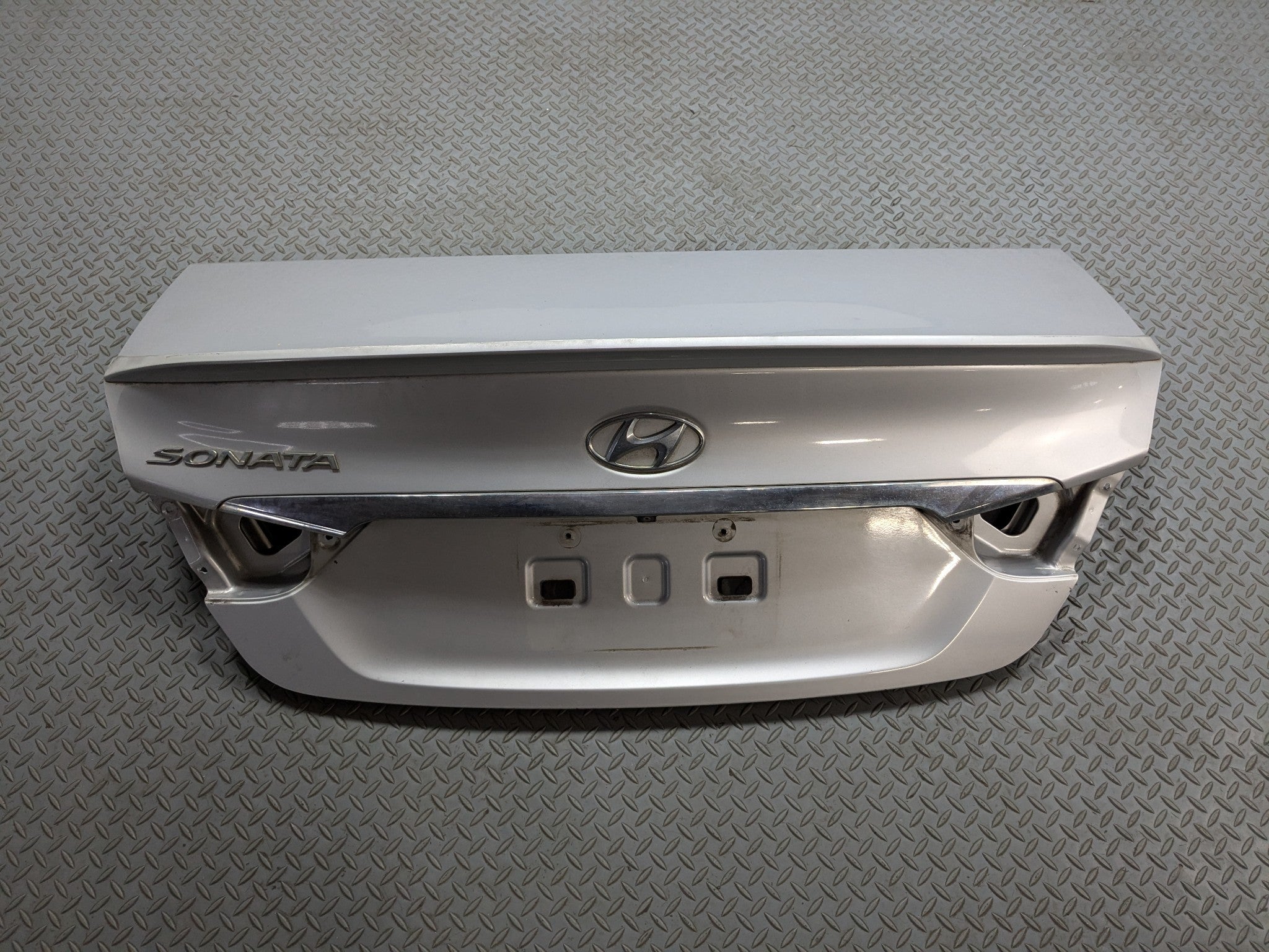 11-13 HYUNDAI SONATA OEM REAR TRUNK LID DECKLID PANEL WITH EMBLEM RADIANT SILVER