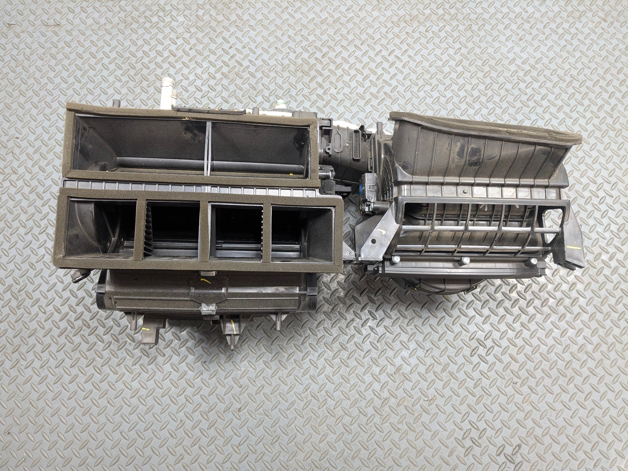 2011 - 2013 HYUNDAI SONATA OEM AC HEATER HEATER CORE BOX ASSEMBLY