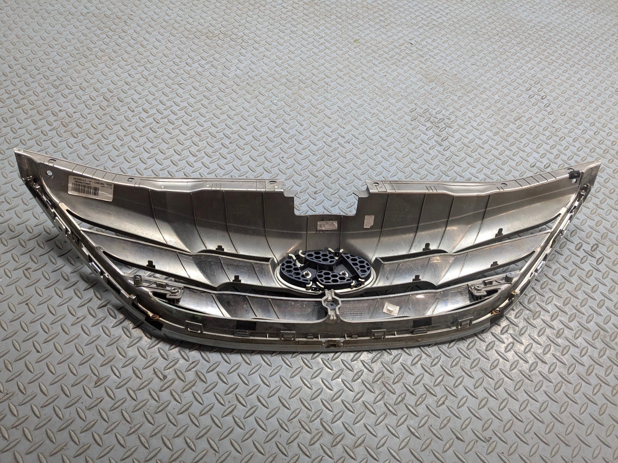 2011 - 2013 HYUNDAI SONATA OEM GRILLE WITH EMBLEM FRONT CENTER UPPER BUMPER