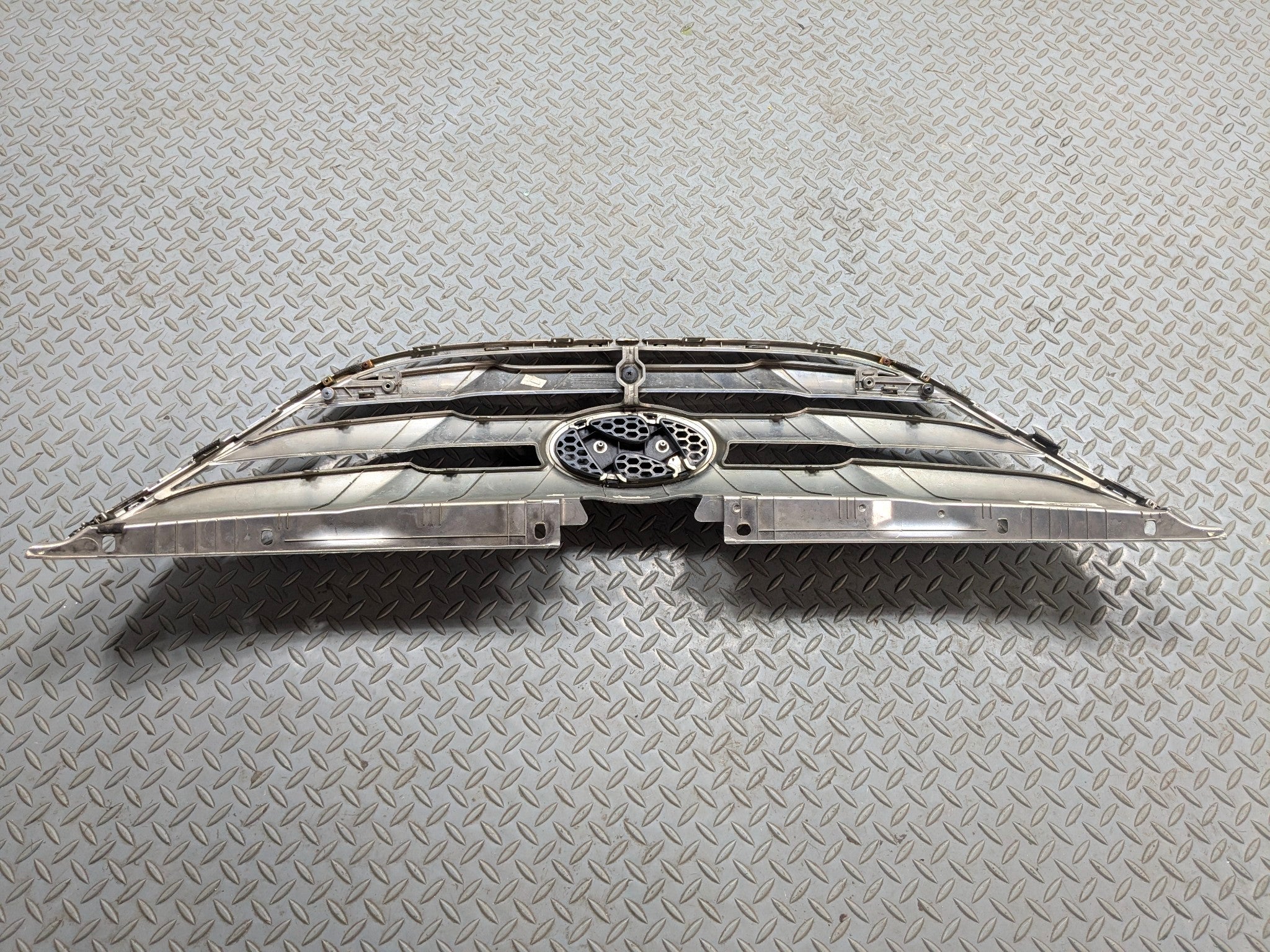 2011 - 2013 HYUNDAI SONATA OEM GRILLE WITH EMBLEM FRONT CENTER UPPER BUMPER