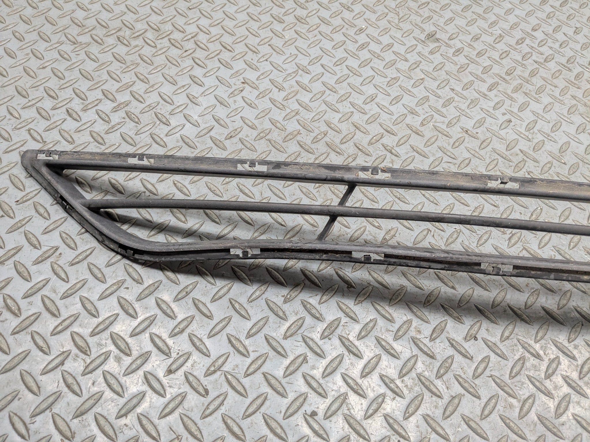 11 - 13 HYUNDAI SONATA OEM GRILLE TRIM PANEL ASSEMBLY FRONT LOWER CENTER SIDE