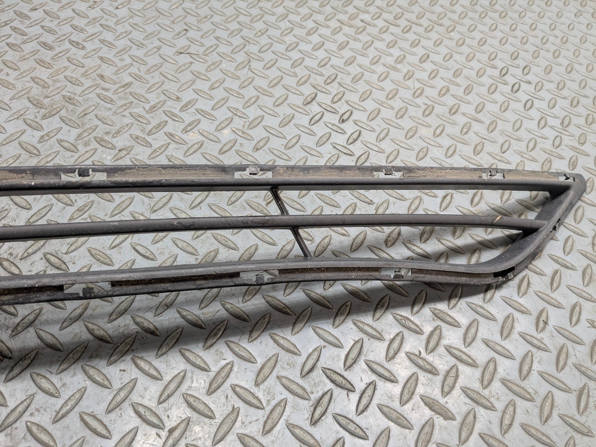 11 - 13 HYUNDAI SONATA OEM GRILLE TRIM PANEL ASSEMBLY FRONT LOWER CENTER SIDE