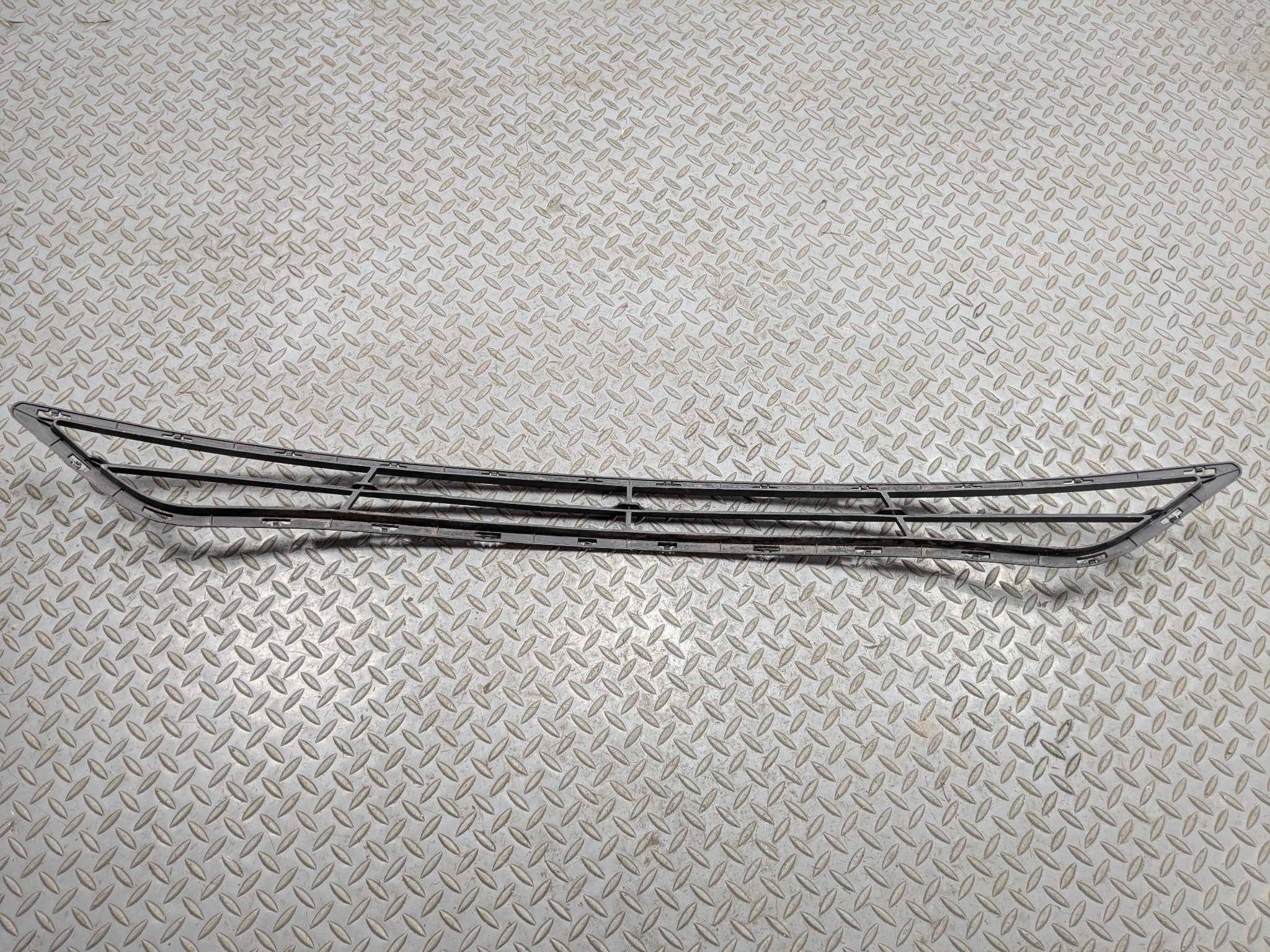 11 - 13 HYUNDAI SONATA OEM GRILLE TRIM PANEL ASSEMBLY FRONT LOWER CENTER SIDE