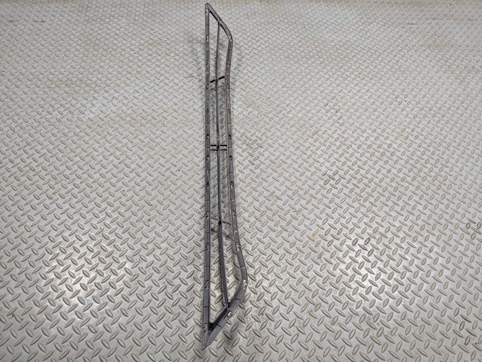 11 - 13 HYUNDAI SONATA OEM GRILLE TRIM PANEL ASSEMBLY FRONT LOWER CENTER SIDE