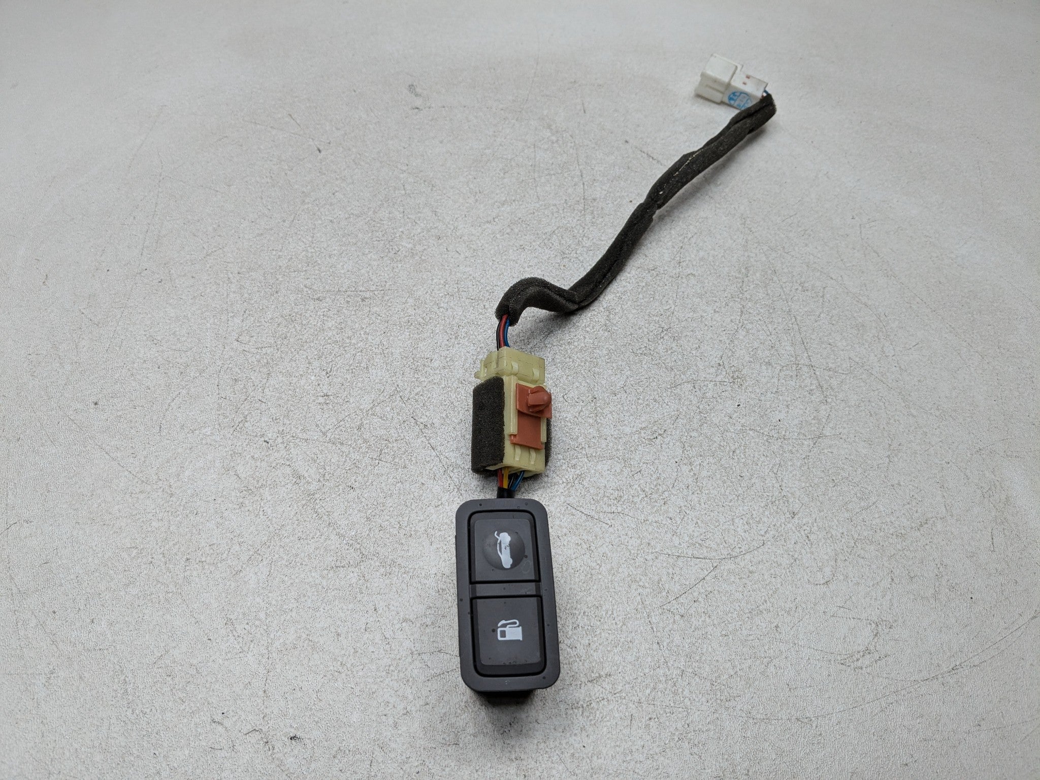 11 - 13 HYUNDAI SONATA OEM GAS FUEL DOOR AND TRUNK OPEN RELEASE CONTROL SWITCH