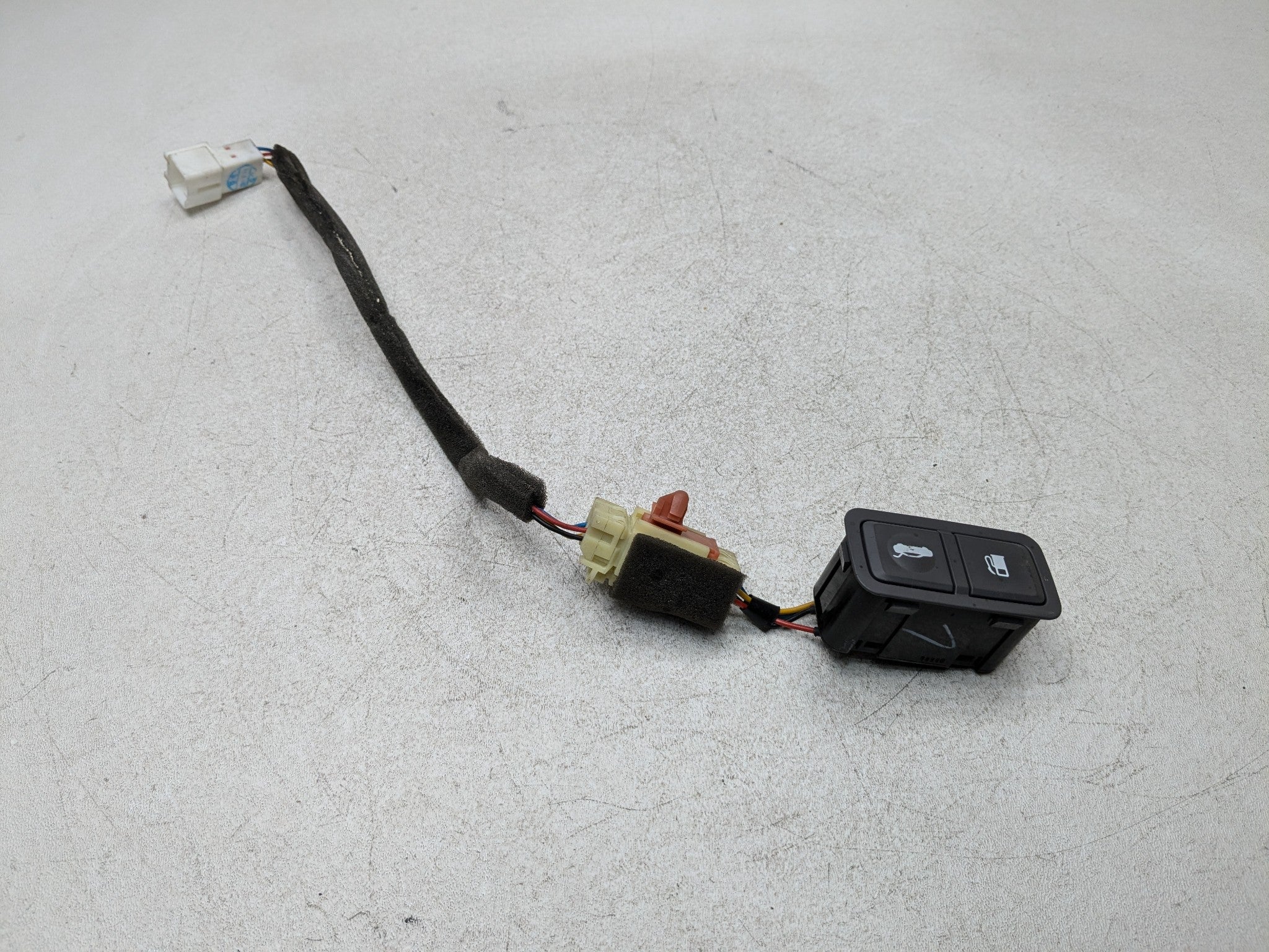 11 - 13 HYUNDAI SONATA OEM GAS FUEL DOOR AND TRUNK OPEN RELEASE CONTROL SWITCH