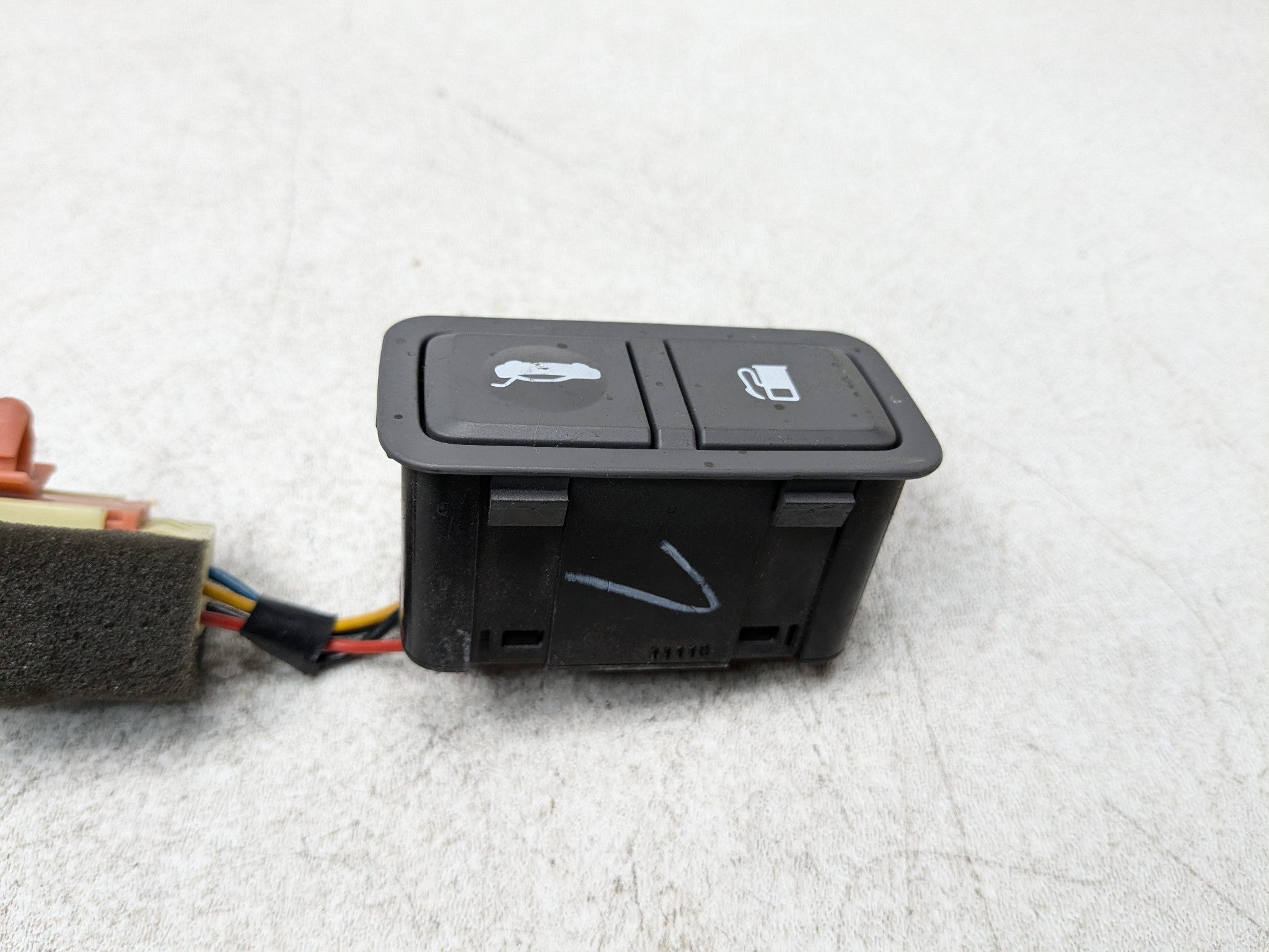 11 - 13 HYUNDAI SONATA OEM GAS FUEL DOOR AND TRUNK OPEN RELEASE CONTROL SWITCH