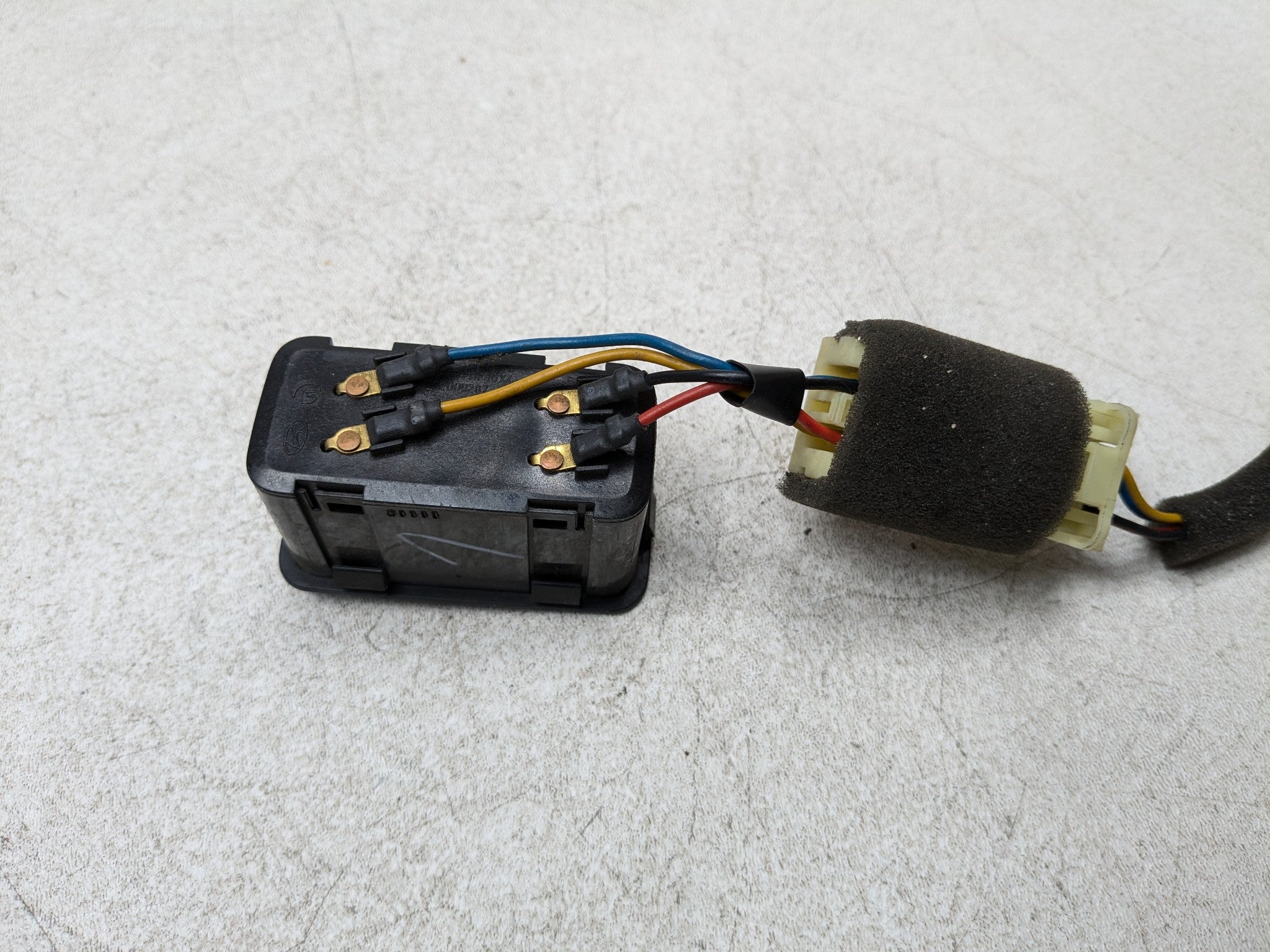 11 - 13 HYUNDAI SONATA OEM GAS FUEL DOOR AND TRUNK OPEN RELEASE CONTROL SWITCH