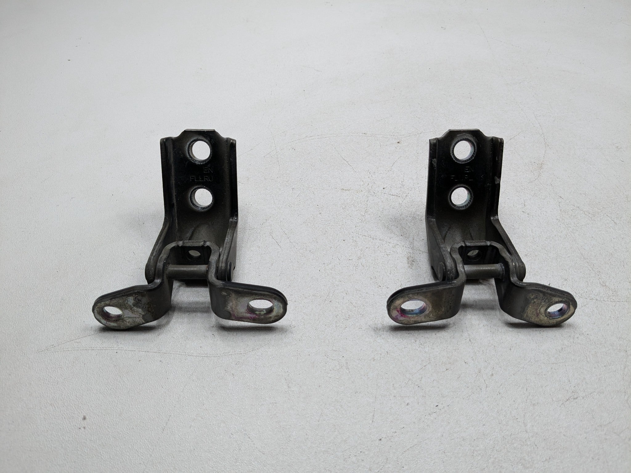 2013 - 2016 HYUNDAI SANTA FE OEM DOOR HINGE SET UPPER AND LOWER FRONT LEFT SIDE