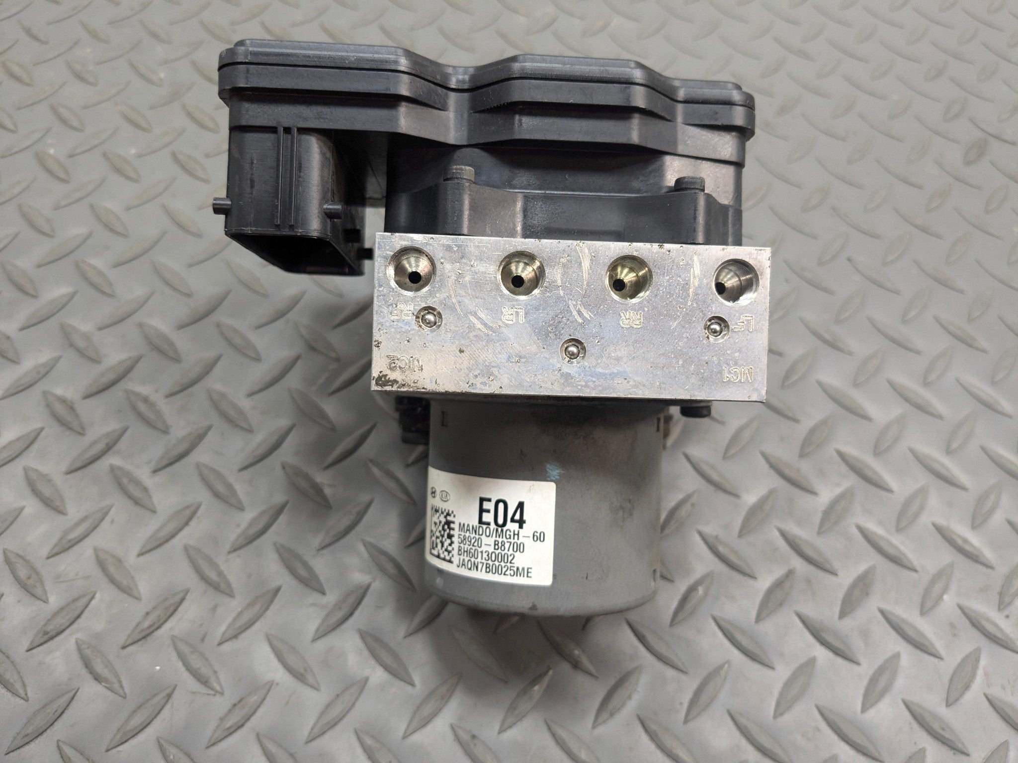 13 - 16 HYUNDAI SANTA FE OEM ABS ANTI LOCK BRAKE PUMP MODULE  ASSEMBLY LWB 3.3L