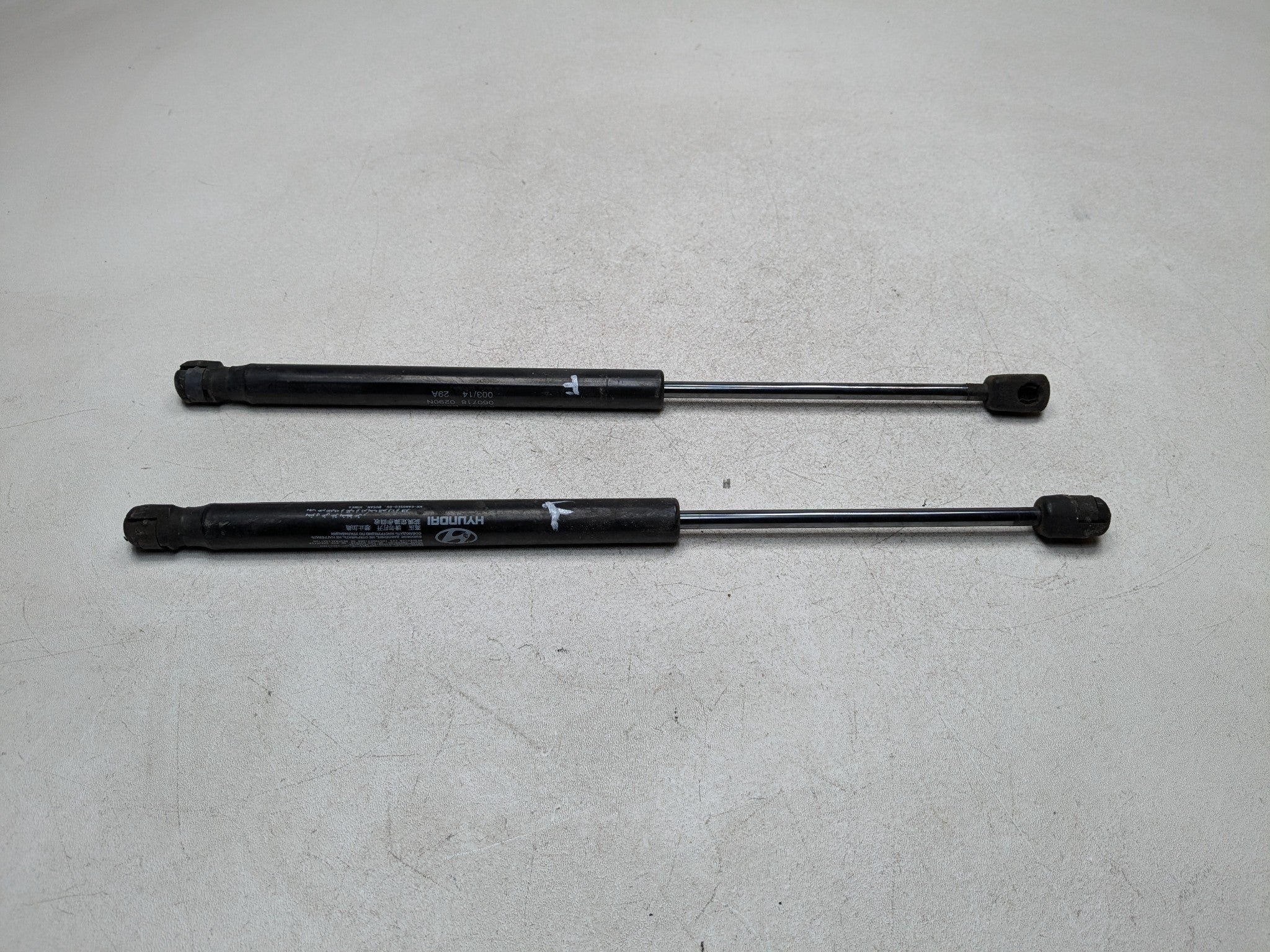 13 - 2016 HYUNDAI SANTA FE OEM HOOD SHOCK STRUT SET OF TWO FRONT LEFT AND RIGHT