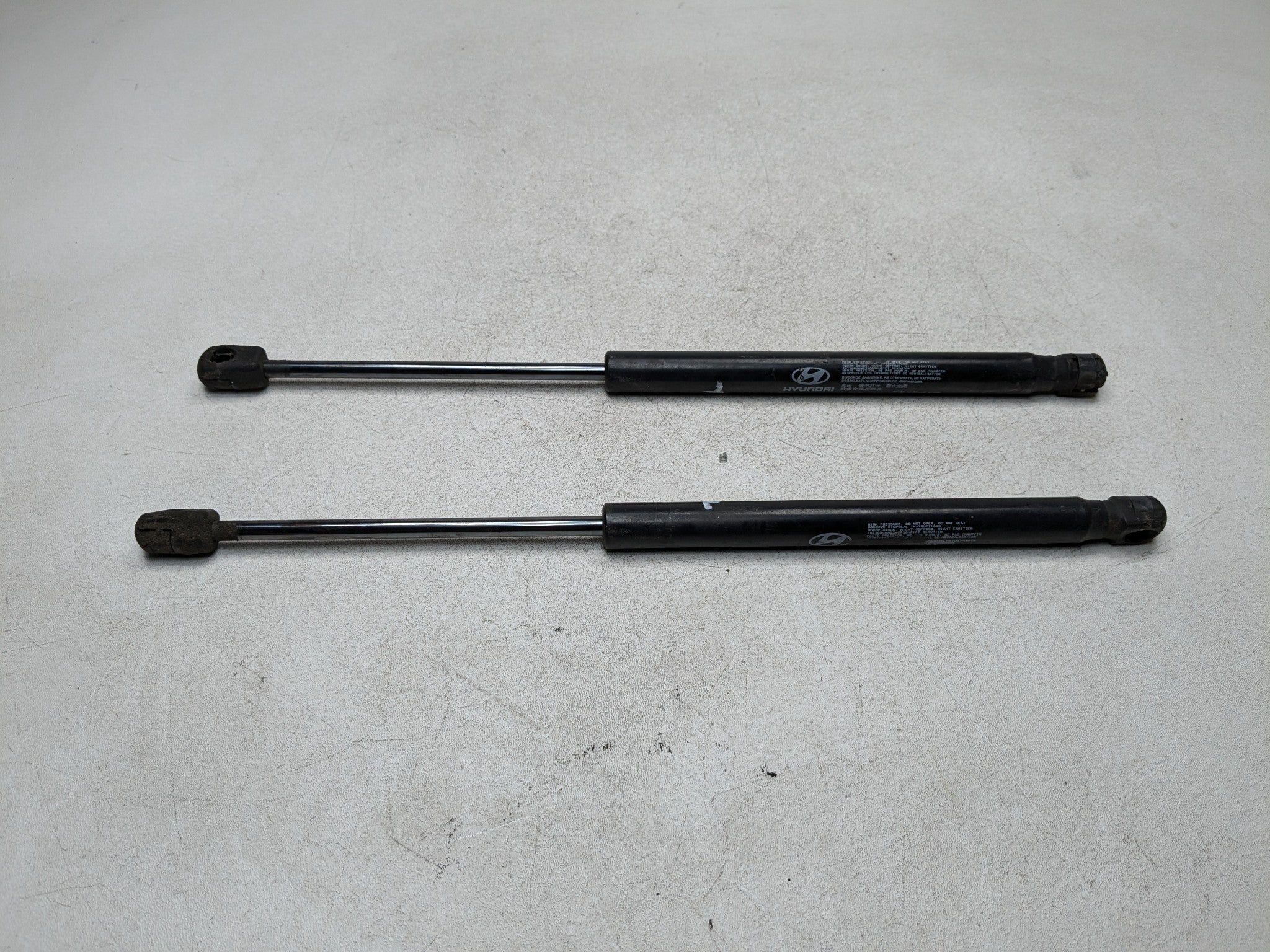 13 - 2016 HYUNDAI SANTA FE OEM HOOD SHOCK STRUT SET OF TWO FRONT LEFT AND RIGHT