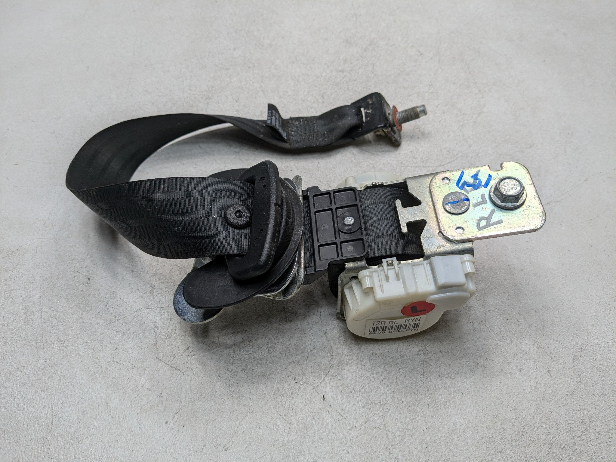 13 - 16 HYUNDAI SANTA FE OEM 3RD ROW SEAT BELT RETRACTOR REAR LEFT DRIVER SIDE