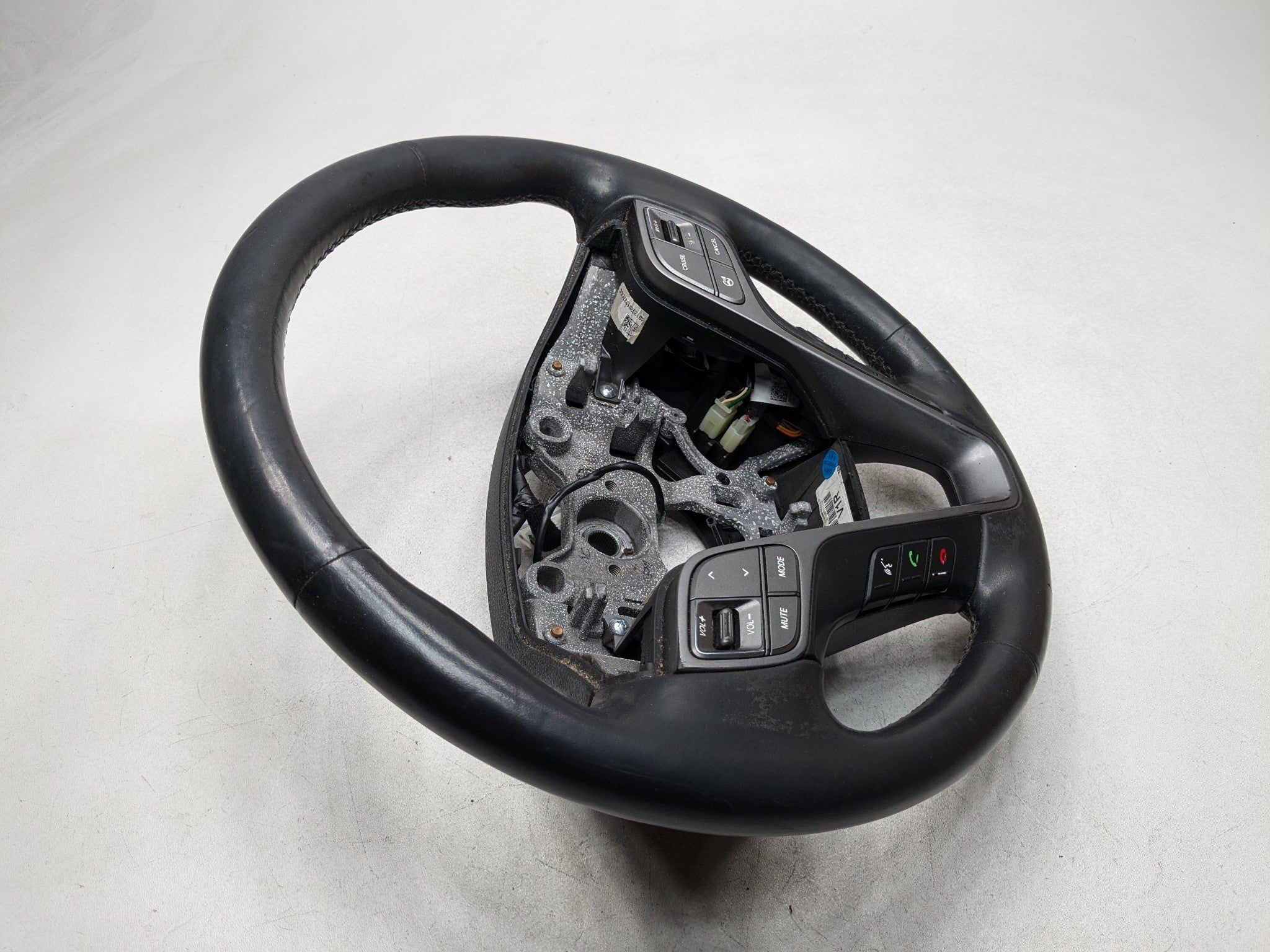 13-16 HYUNDAI SANTA FE OEM STEERING WHEEL WITH MULTIFUNCTIONAL CONTROL SWITCH