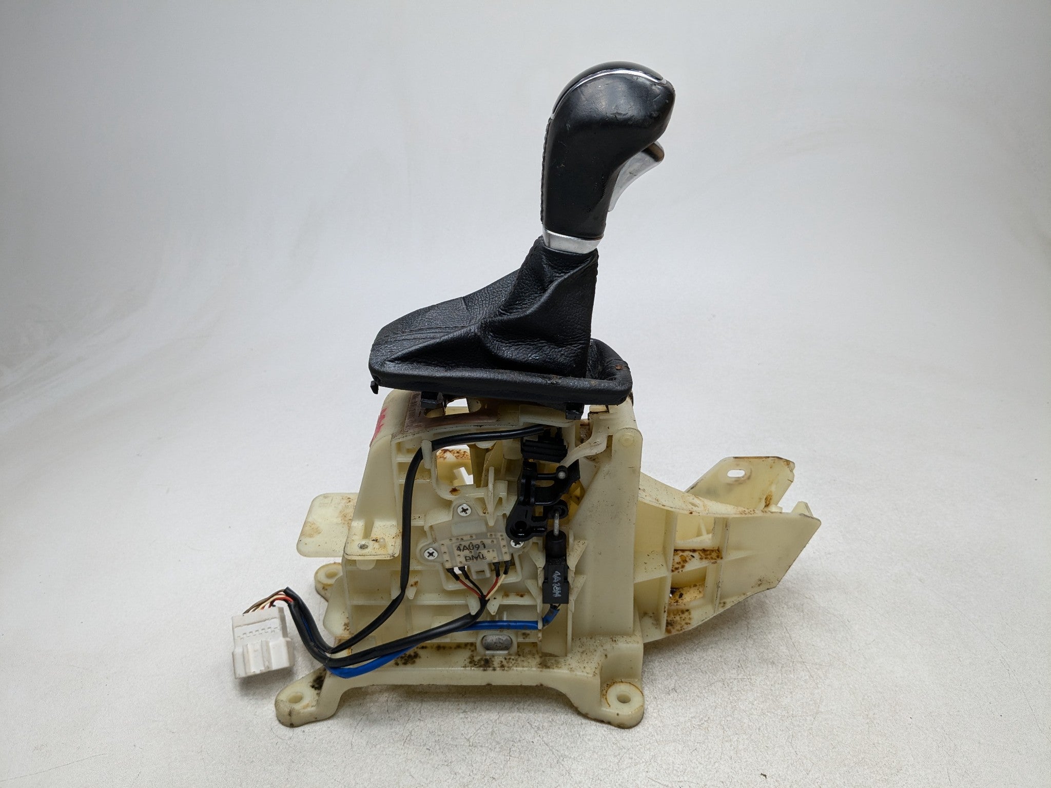 13-16 HYUNDAI SANTA FE OEM FLOOR SHIFTER AUTOMATIC TRANSMISSION GEAR SELECTOR