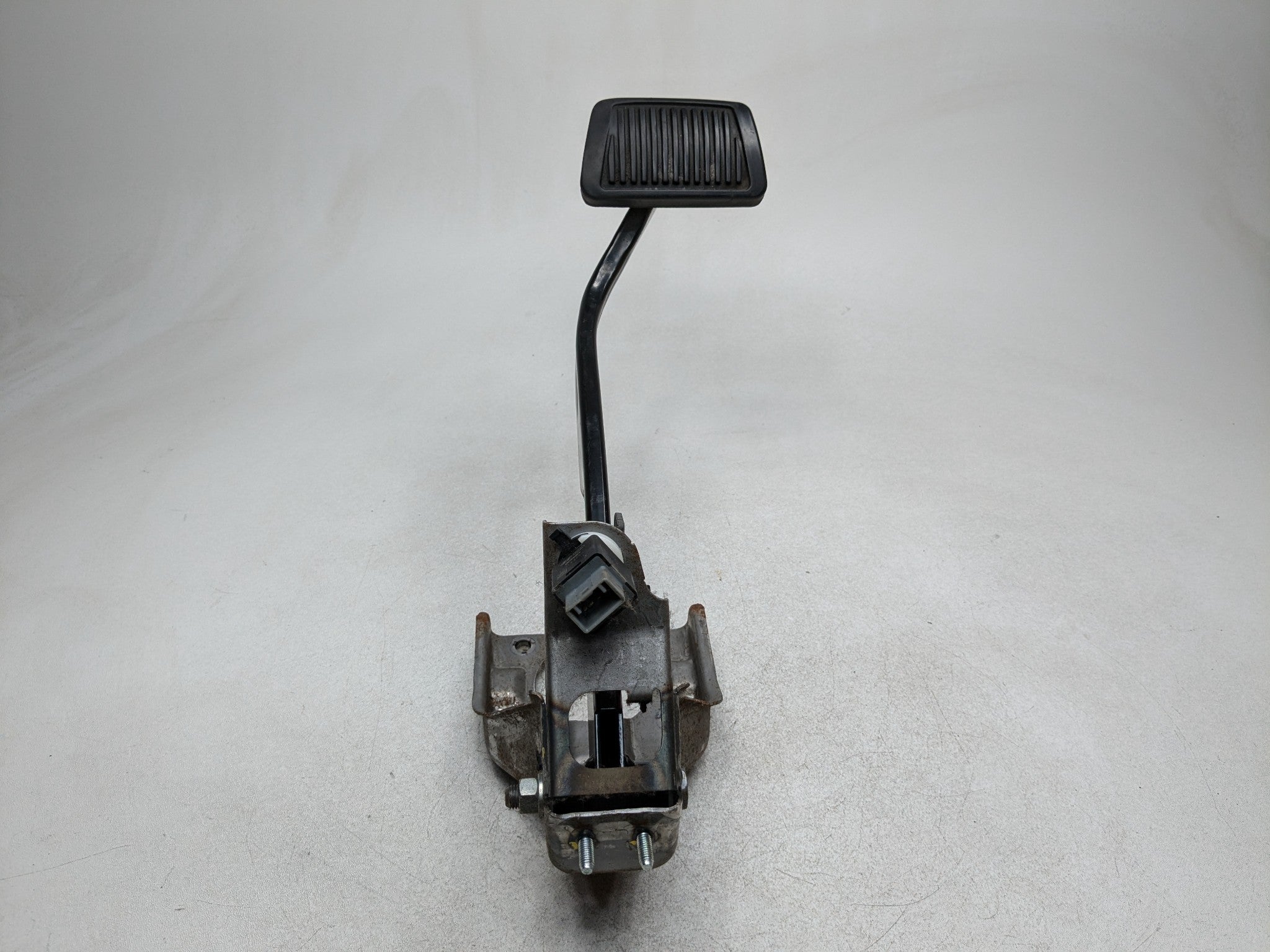 13 - 16 HYUNDAI SANTA FE OEM FOOT BRAKE PEDAL FRONT FLOOR WITH SUPPORT BRACKET