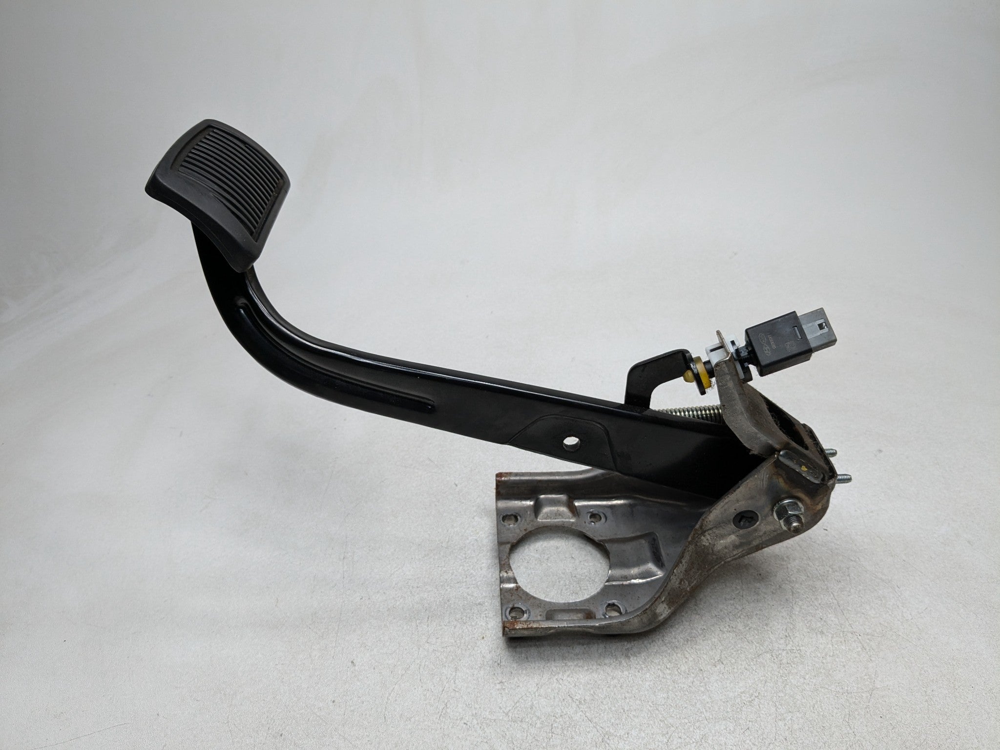 13 - 16 HYUNDAI SANTA FE OEM FOOT BRAKE PEDAL FRONT FLOOR WITH SUPPORT BRACKET