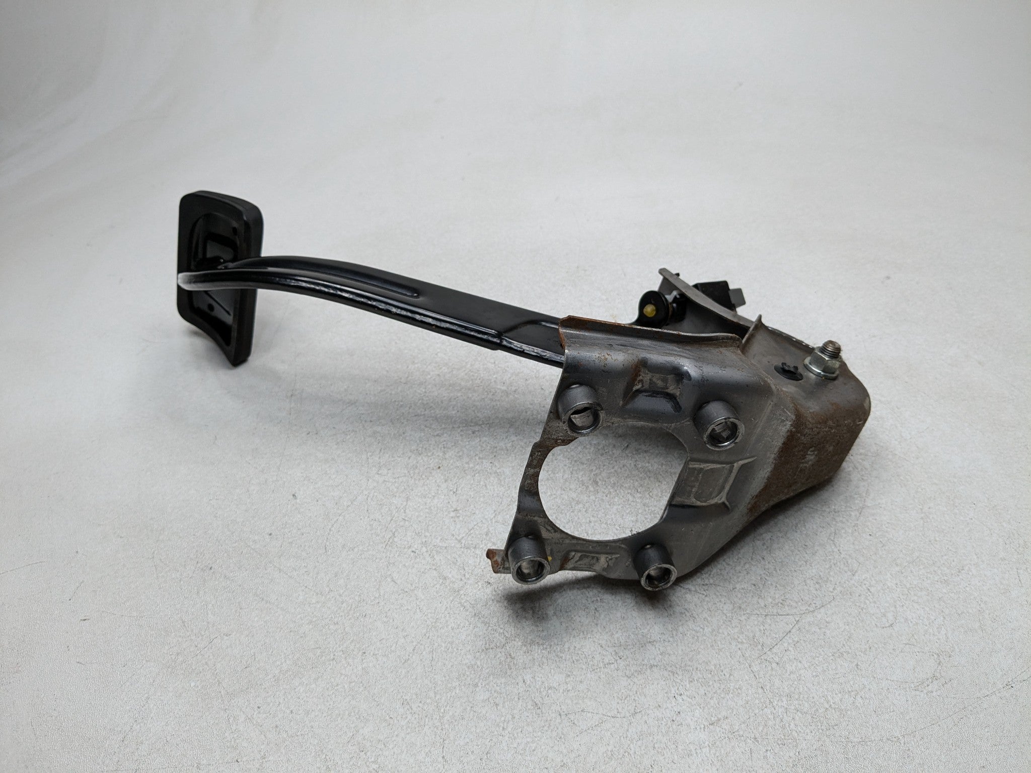 13 - 16 HYUNDAI SANTA FE OEM FOOT BRAKE PEDAL FRONT FLOOR WITH SUPPORT BRACKET